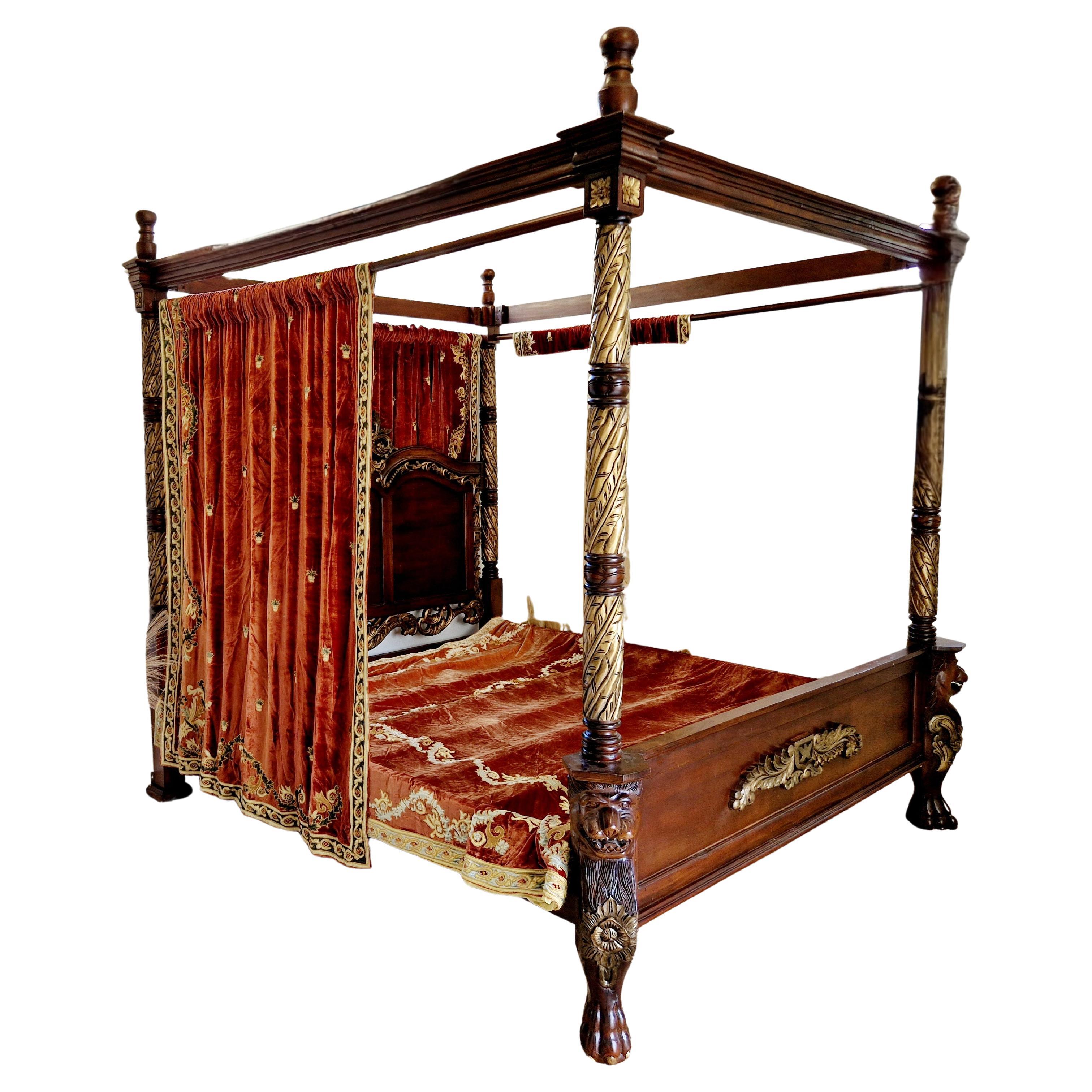 Cama antigua con dosel y cuatro postes
