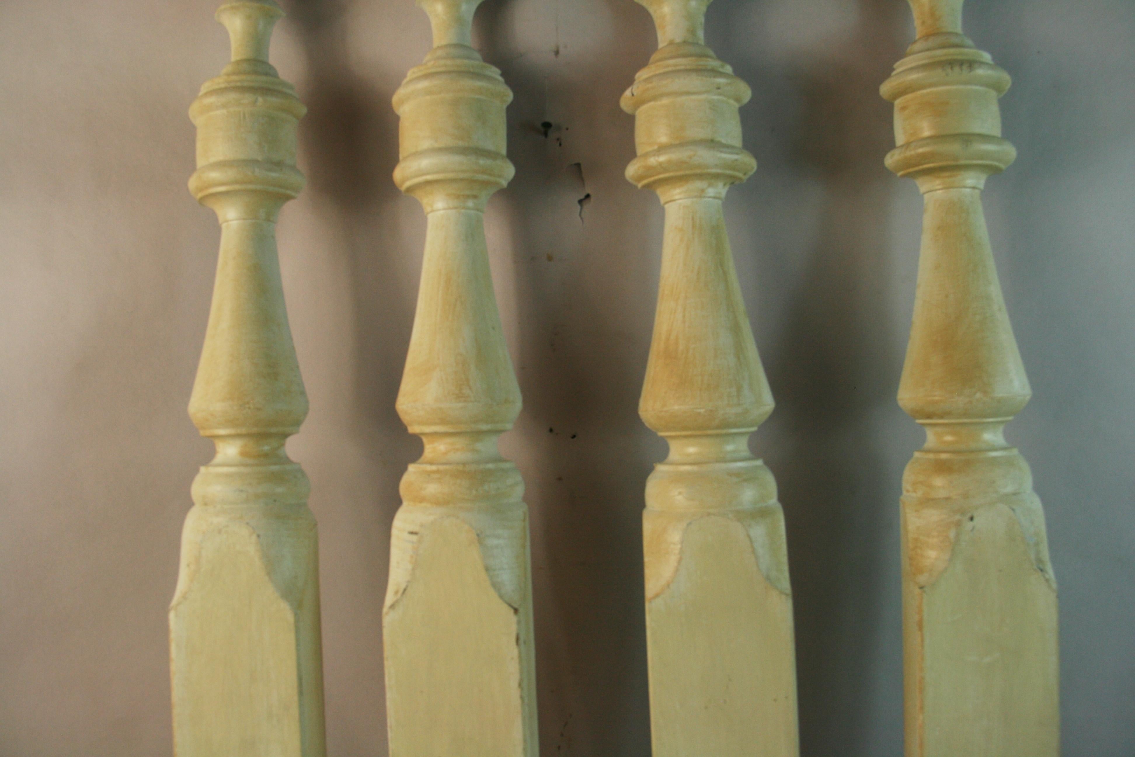 Antike   Vier gedreht  Wood Architektonische Elemente (Mitte des 20. Jahrhunderts) im Angebot