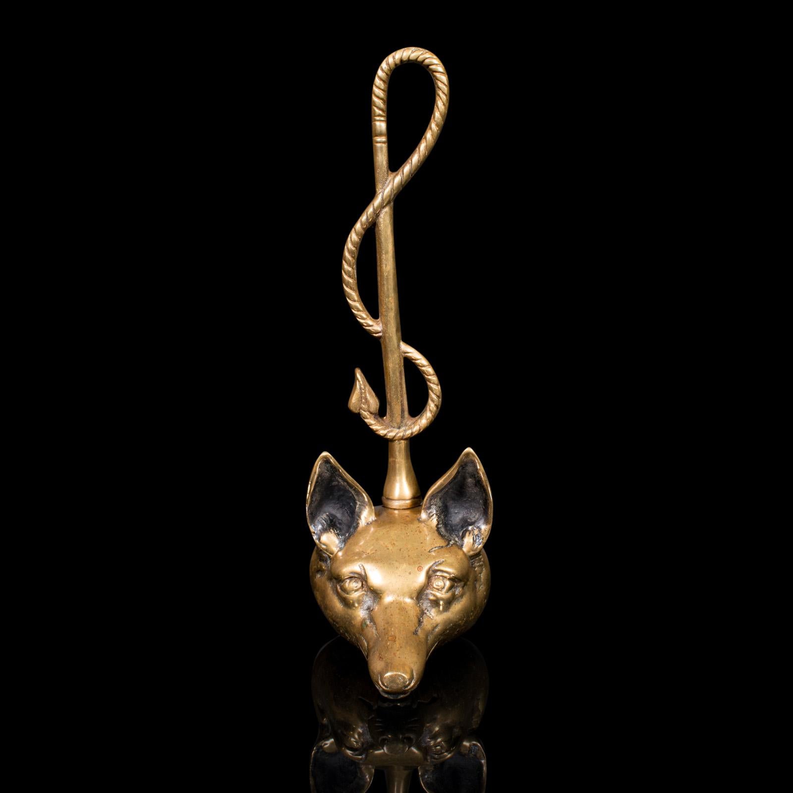 This is an antique fox head doorstop. An English, brass country house door keeper, dating to the late Victorian period, circa 1895.

Presenting a charming nature with a fine appearance
Displays a desirable aged patina and in good order
Substantial