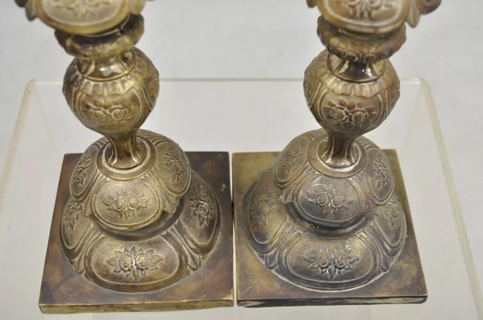 Ottone Candelieri antichi Fraget N Plaque Renaissance Sabbath in ottone dorato - Una coppia in vendita