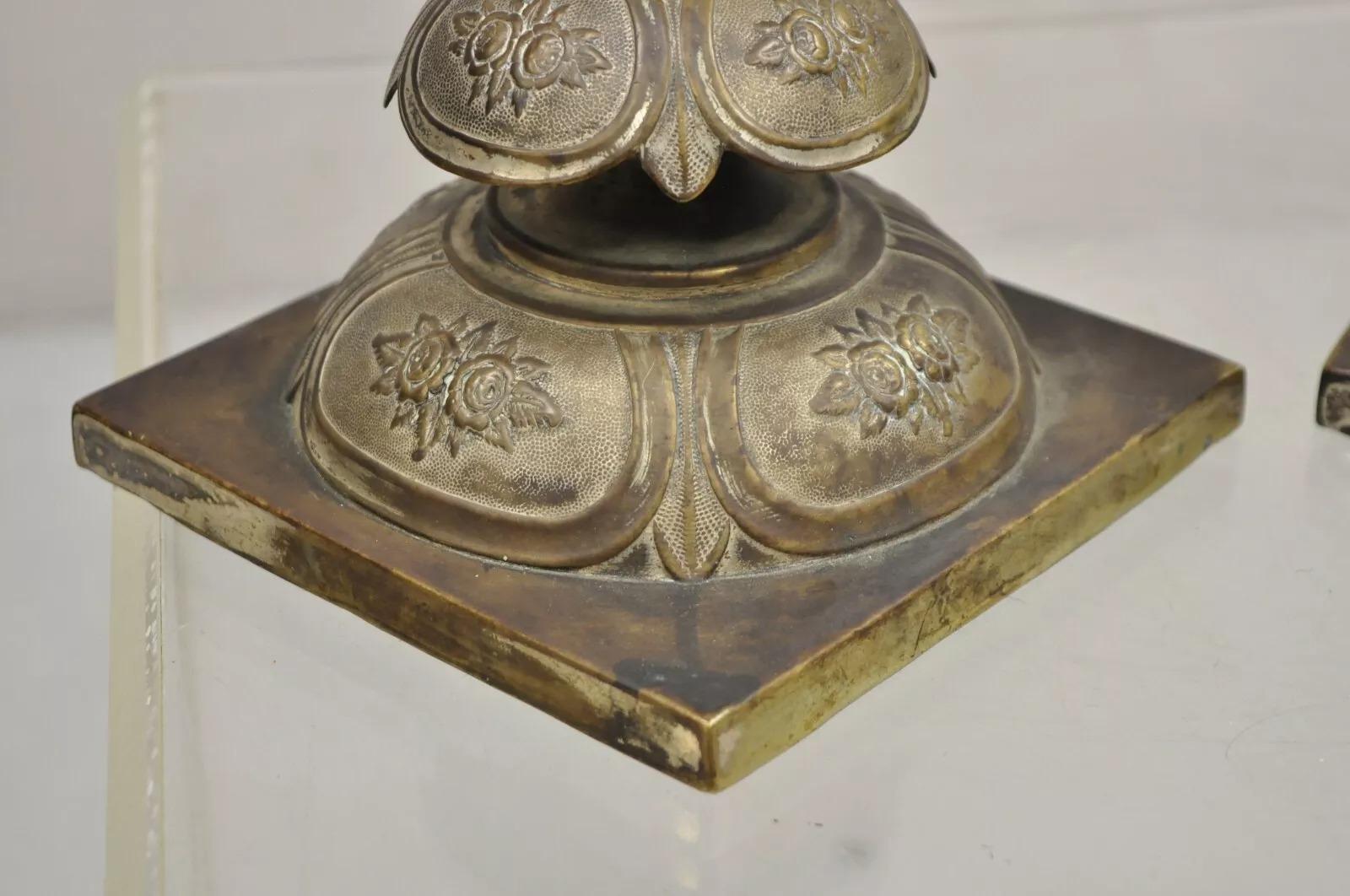 Candelieri antichi Fraget N Plaque Renaissance Sabbath in ottone dorato - Una coppia in vendita 2
