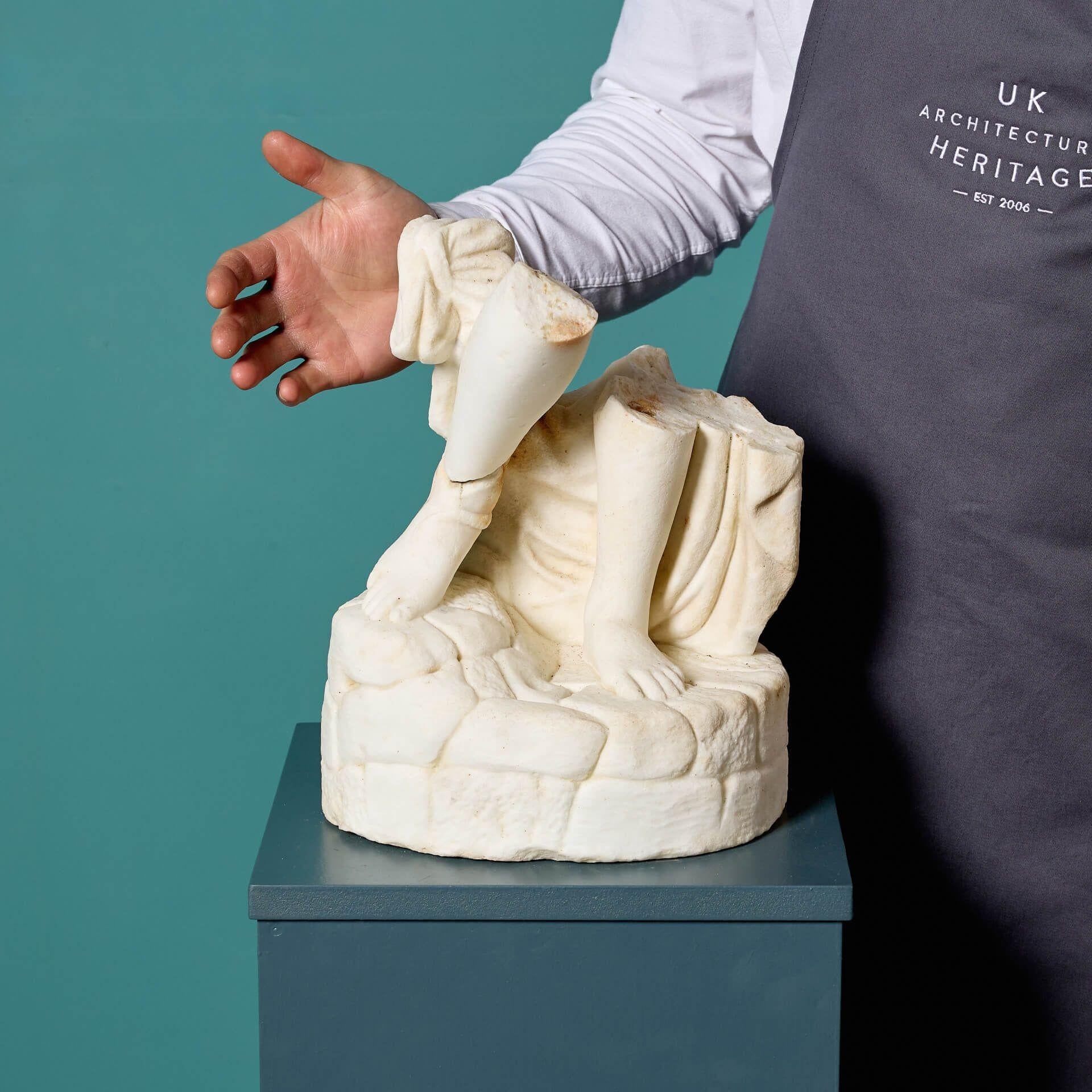 Un antico frammento di scultura in marmo statuario, proveniente dalla proprietà del defunto David Cornwell, meglio conosciuto come l'autore John le Carré.

Risalente al 1840 circa, questa straordinaria scultura neoclassica italiana evoca suggestivi
