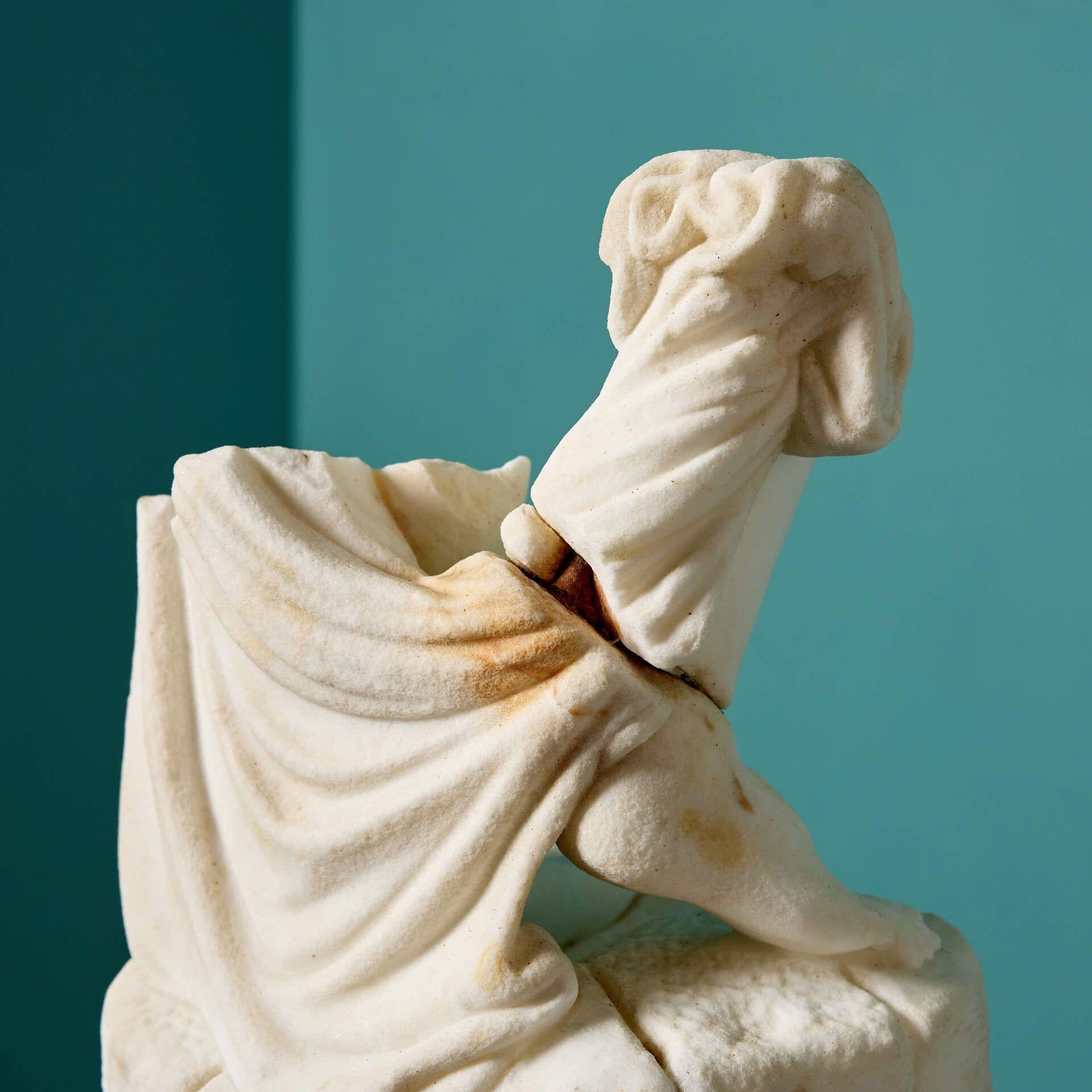 Scultura antica in marmo statuario frammentario In condizioni discrete in vendita a Wormelow, Herefordshire