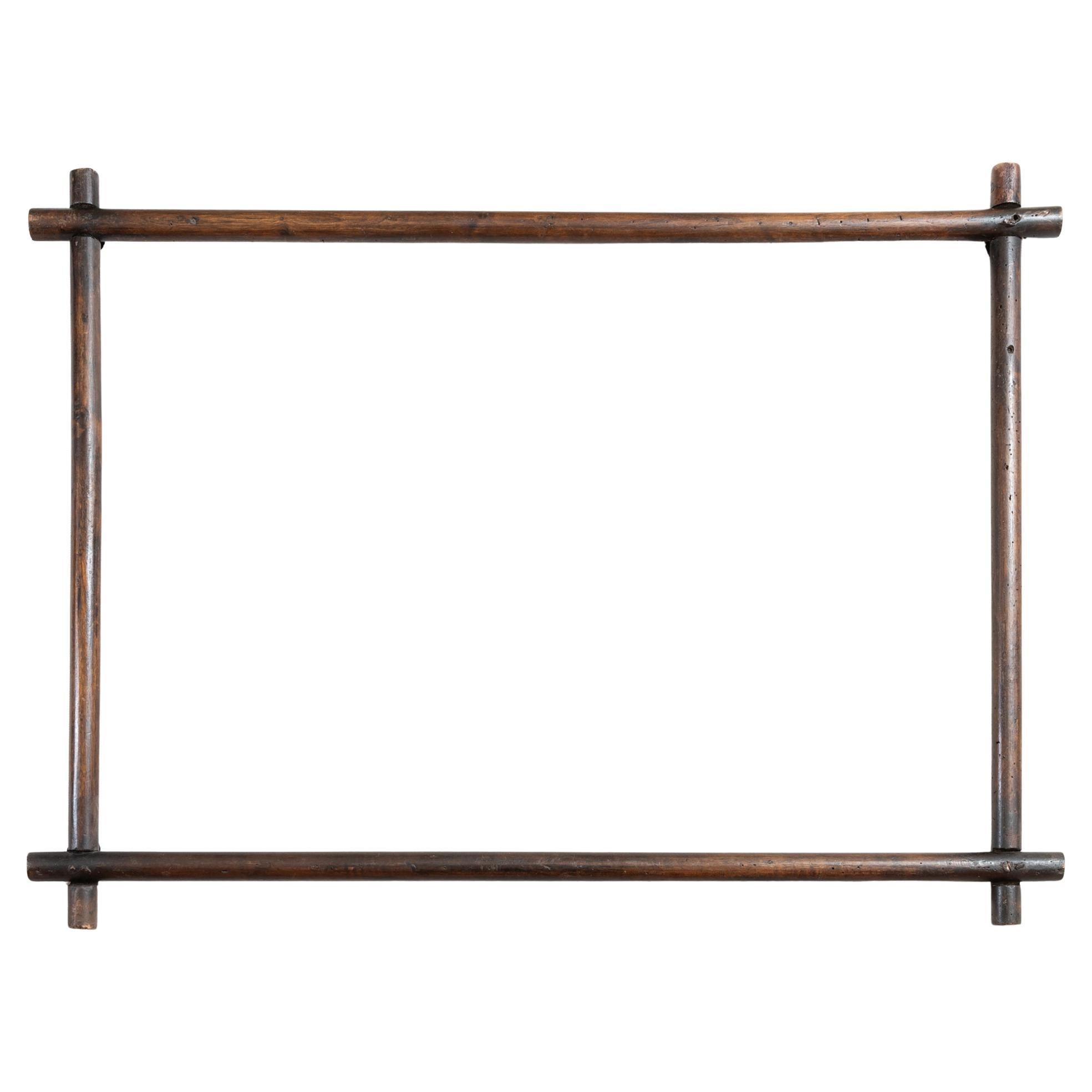 Marco de madera antigua con bordes redondeados y 4 cabezas de león de latón bronceado, adecuado para enmarcar una tela o un tapiz. ¡Muy especial!

ref. O/1192