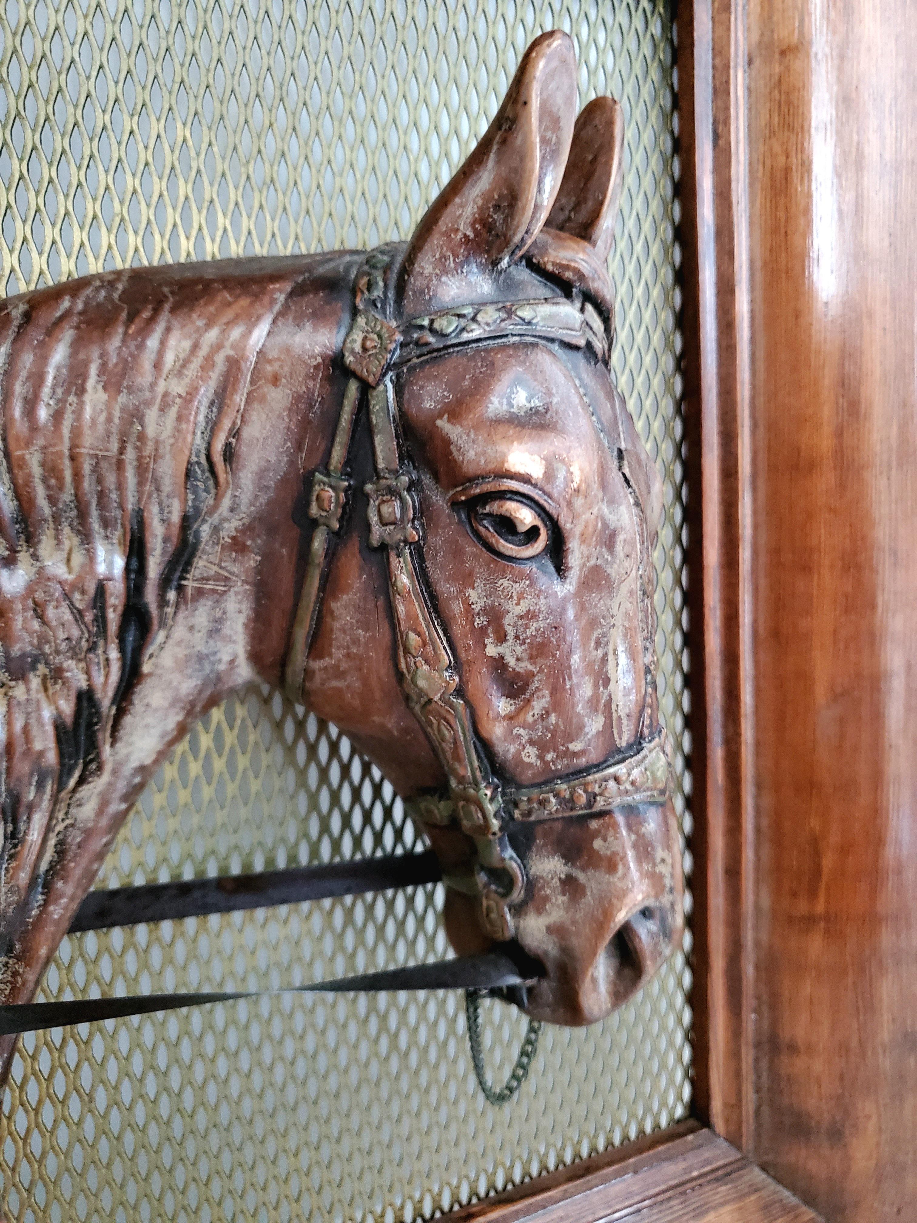 C'est le cadeau idéal pour la Saint-Valentin pour l'amateur d'équitation ou de chevaux.

Cette sculpture de cheval antique est une pièce équestre unique et spectaculaire. La sculpture du cheval est moulée en cuivre et est montée et encadrée. Cette