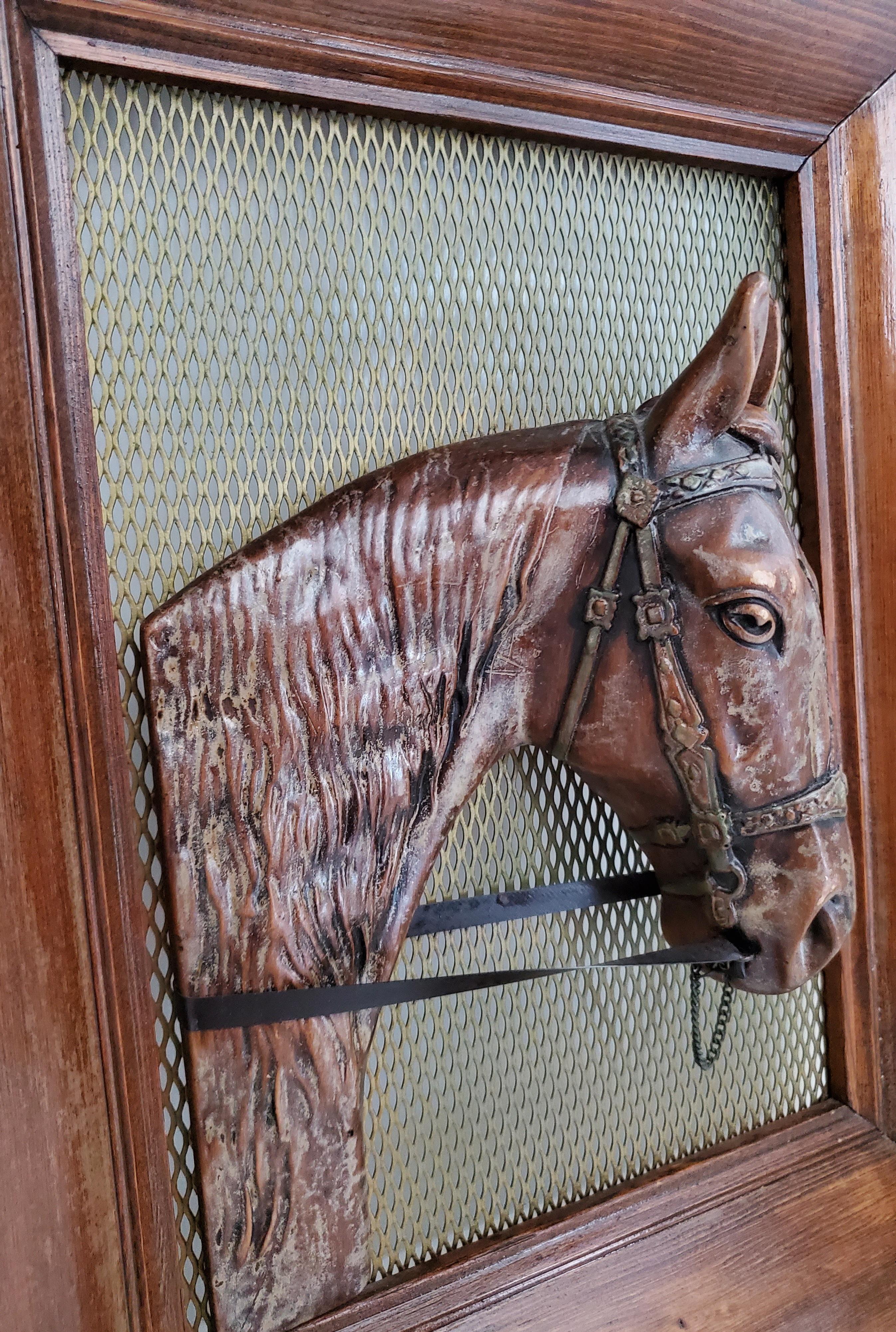 Antike Pferd-Skulptur  Gerahmter Kupfer-Pferdkopf in Relief (American Arts and Crafts) im Angebot