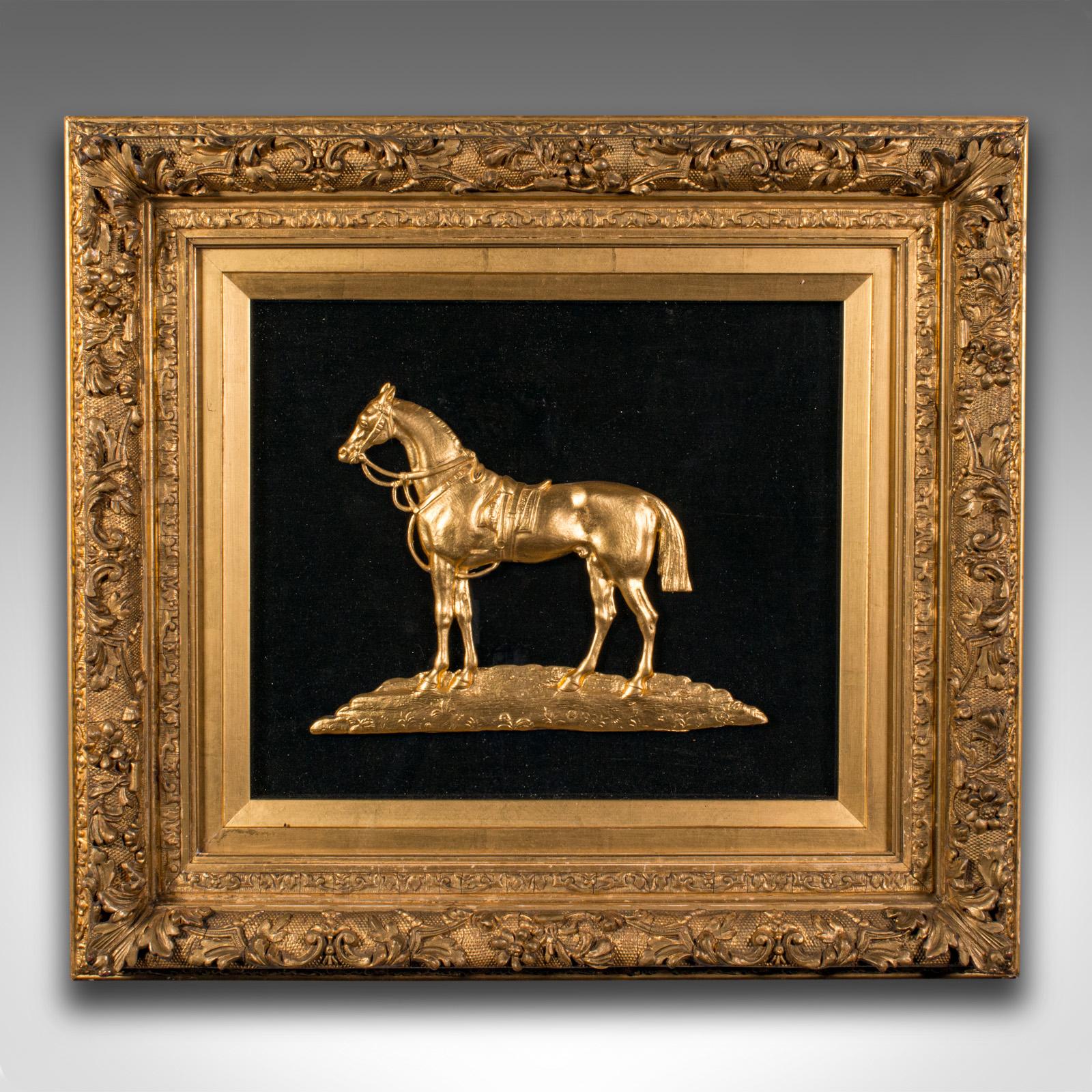 
Il s'agit d'un ancien relief de cheval arabe encadré. Panneau de présentation anglais en métal doré et bois doré, datant de la fin de la période victorienne, vers 1900.

De somptueuses teintes dorées et un goût attrayant de renouveau