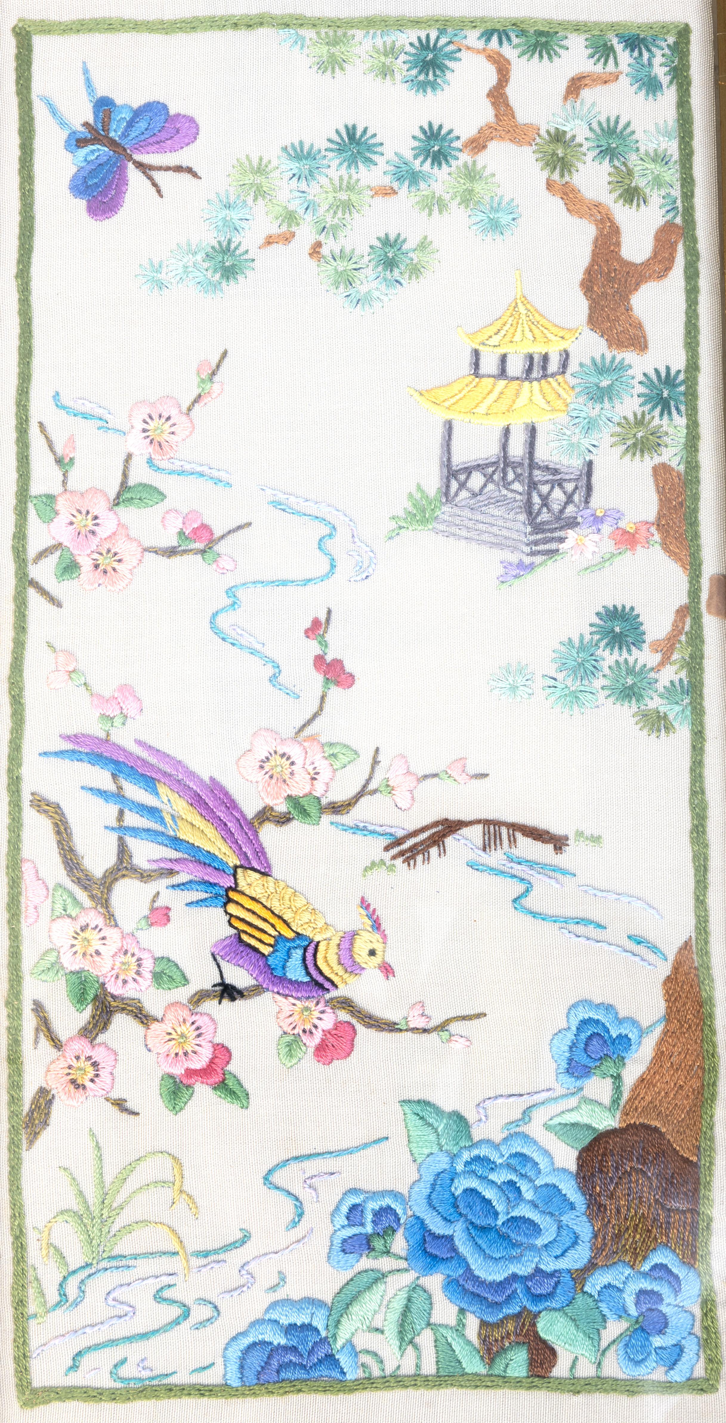 Antico pannello di ricamo cinese incorniciato A.I.C. 1920

Ricamato con un uccello esotico appollaiato su un albero di ciliegio in fiore, una farfalla che si libra sopra un albero di prunus. Uno specchio d'acqua scorre con uno spruzzo di peonie,
