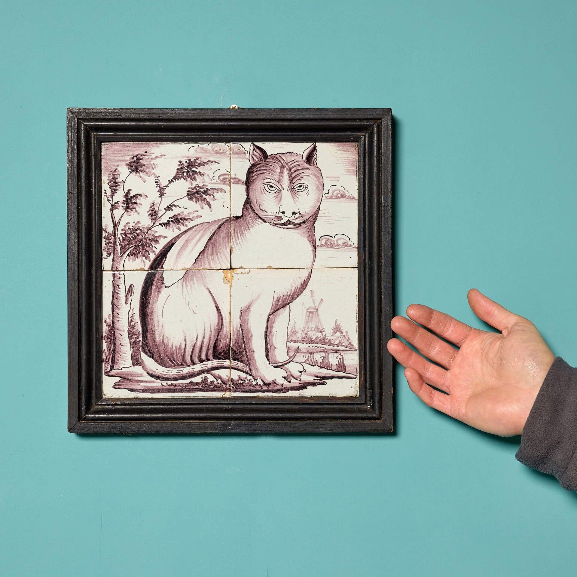 Diese antike gerahmte Fliesentafel, die eine Katze in einer Landschaft darstellt und aus dem Nachlass von Dame Barbara Mary Quant stammt, ist ein wahrer Fund. In einem Rahmen aufgehängt, bilden die Kacheln ein beeindruckendes Kunstwerk, das sowohl