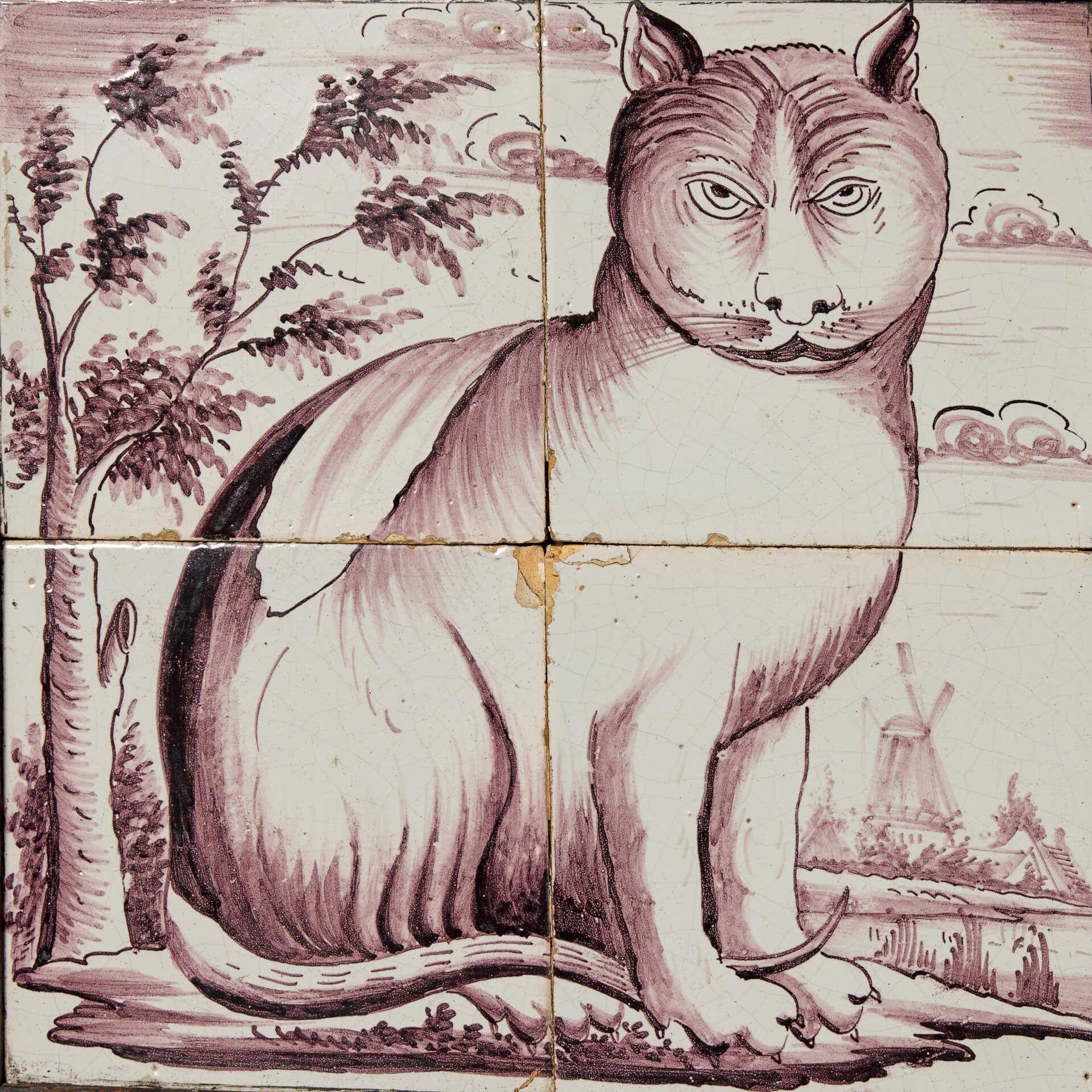 Antike gerahmte Delfter Kacheltafel, die eine Katze in einer Landschaft darstellt (Niederländisch) im Angebot