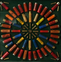 Vitrine d'antiquités encadrée de cartouches de fusil, vers 1920