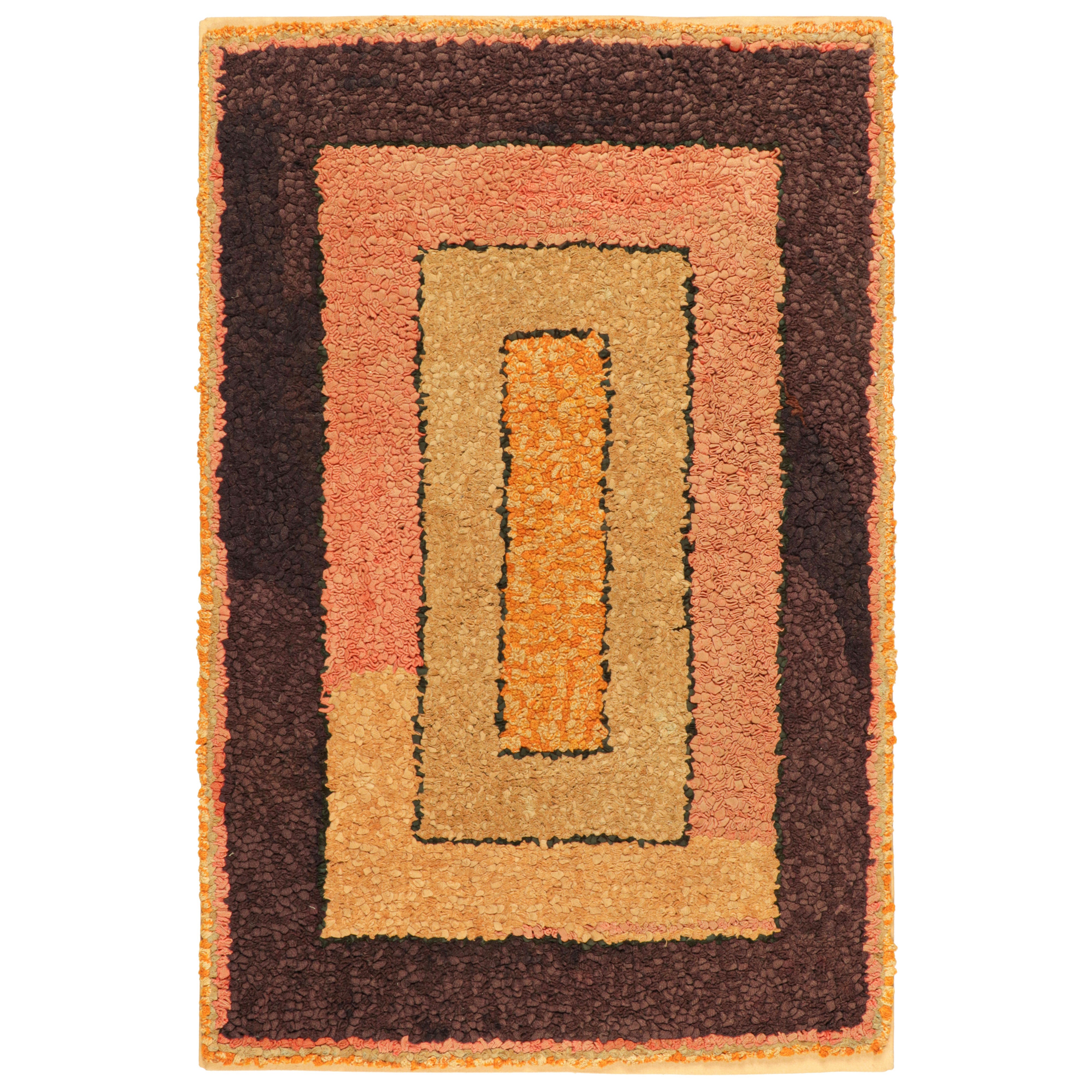 Antiker Hakenteppich in Rosa und Beige mit brauner Bordüre - Rug & Kilim im Angebot