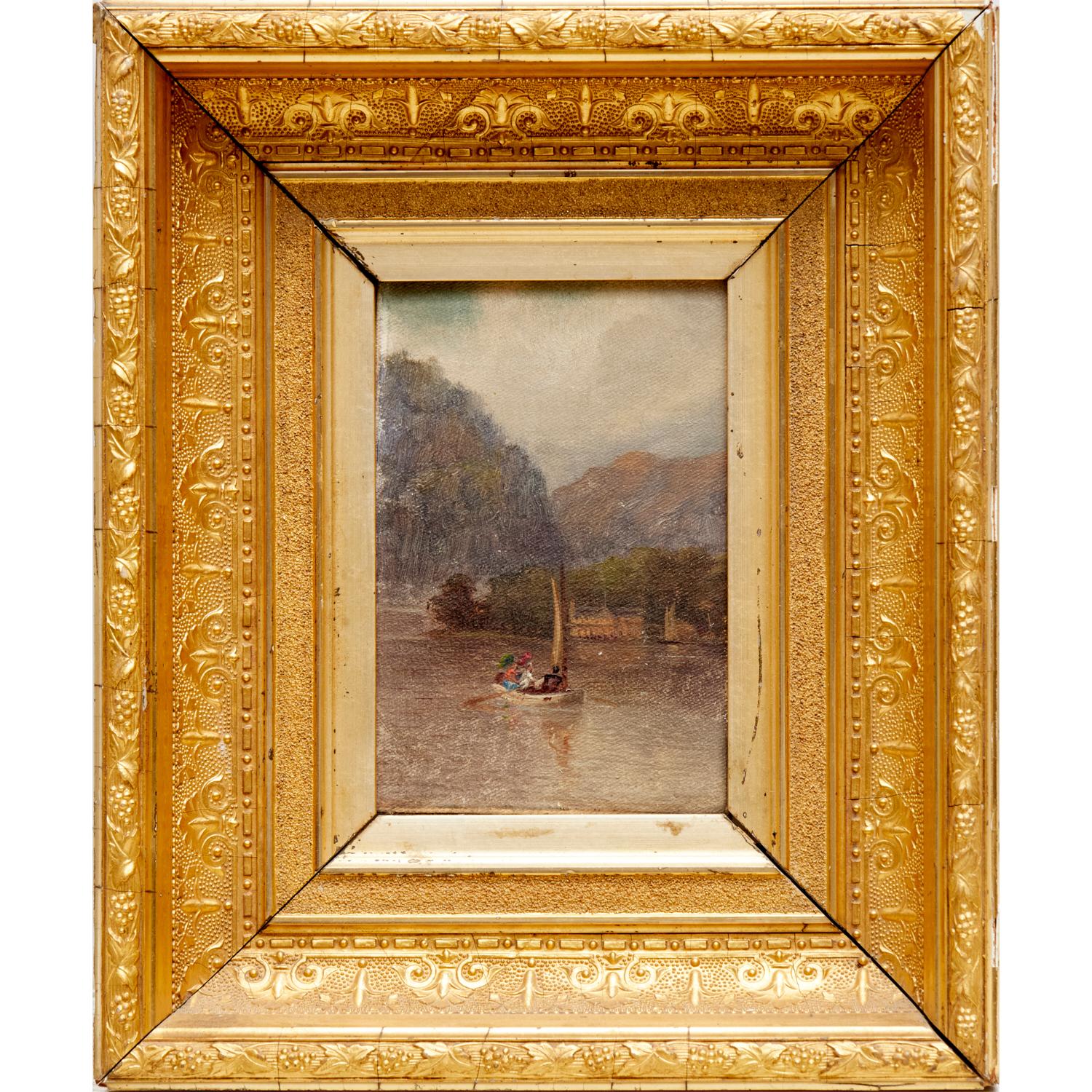 Olio su tavola di tela, non firmato. Un incantevole paesaggio in scala ridotta alla maniera della Hudson River School, che raffigura una tranquilla scena fluviale con figure in barca a vela alla deriva su una costa boscosa. Una luce dorata illumina