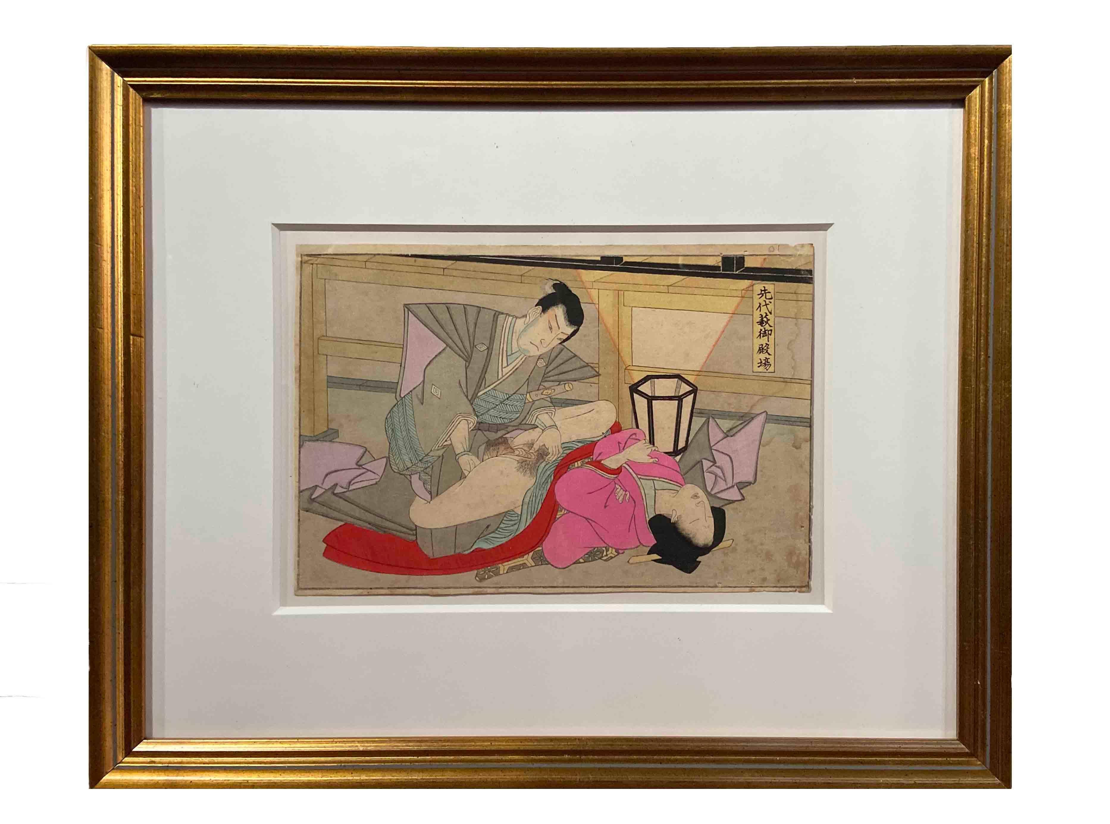 Ein antiker japanischer Shunga-Holzschnitt in vergoldetem Rahmen, der einen Mann und eine Frau beim Liebesspiel zeigt. Dieser in Japan entstandene Holzschnitt, der als Shunga bezeichnet wird und ein sich liebendes Paar zeigt, entstammt einer
