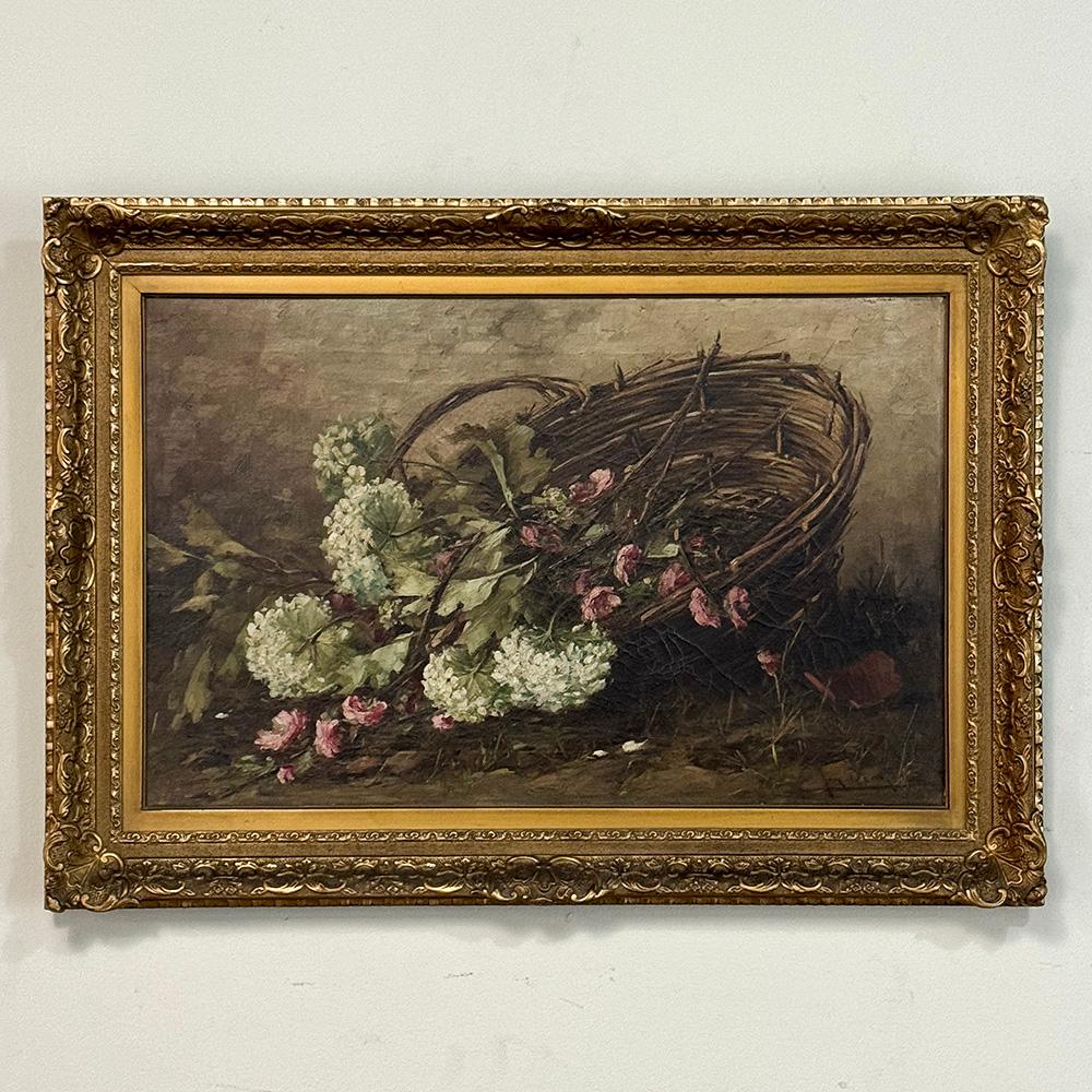 La peinture à l'huile ancienne encadrée sur toile de Jan Deckers (1865-1942) est une représentation étonnamment réaliste d'un panier de fleurs fraîchement cueillies qui semble avoir échappé à l'emprise du jardinier.  Les feuilles et les pétales de