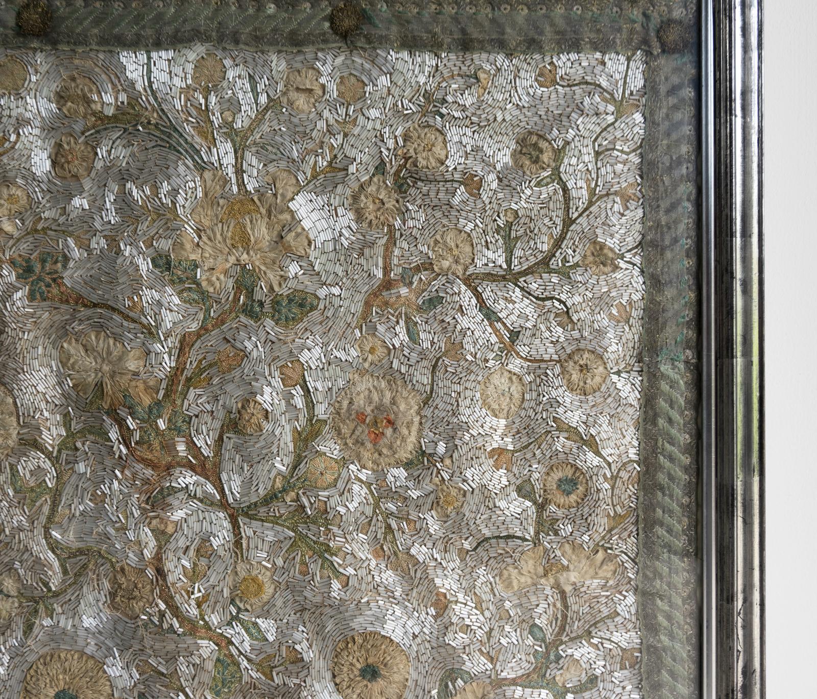 Panneau ancien encadré de broderie perlée et de souche espagnole/italienne, A.I.C. en vente 4