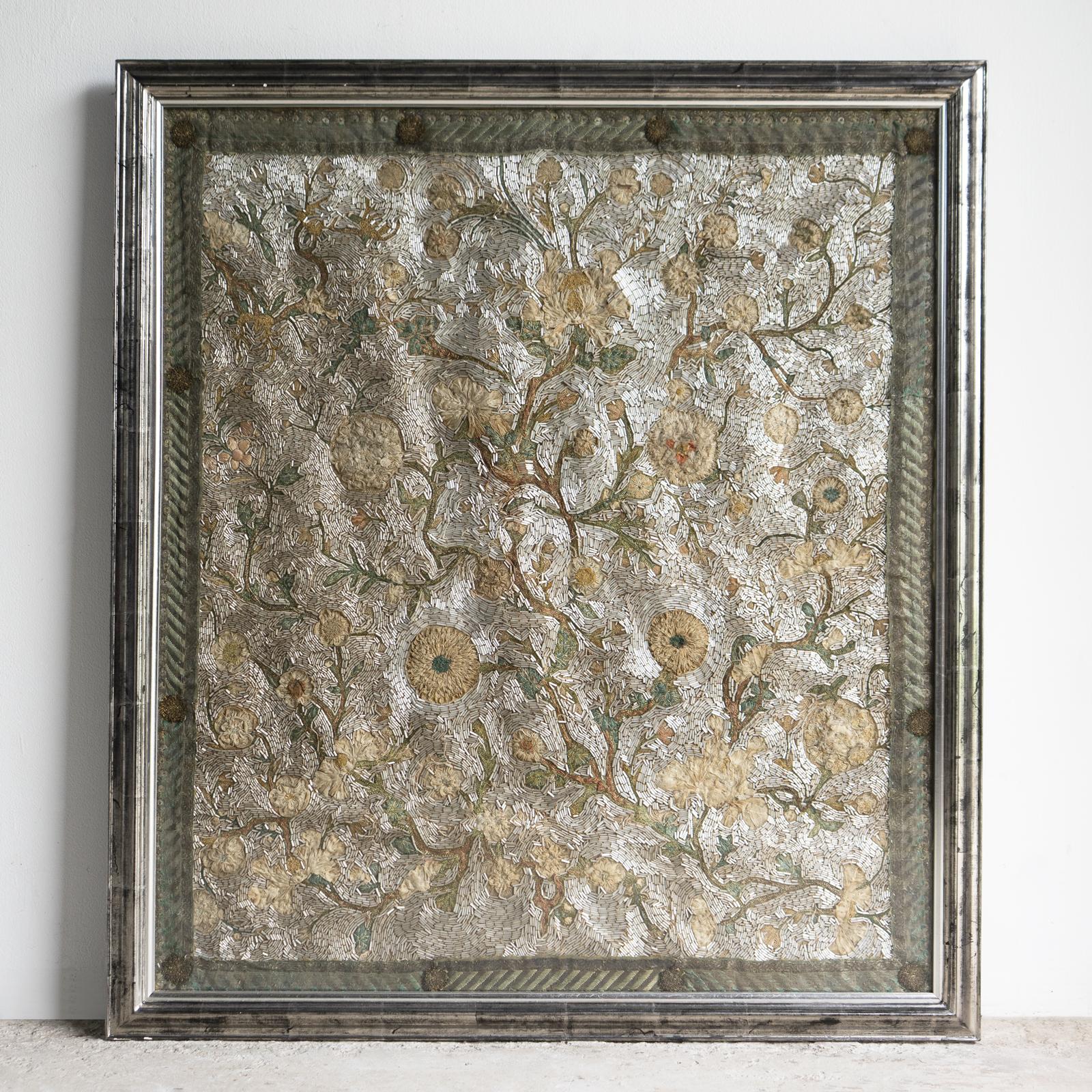 PANNEAU TEXTILE ANTIQUE BRODÉ DE FLEURS 

Une pièce extrêmement décorative représentant les branches d'un arbre avec différents types de fleurs et de feuillages. L'œuvre dégage une impression d'intemporalité, presque d'abstraction, et en l'examinant