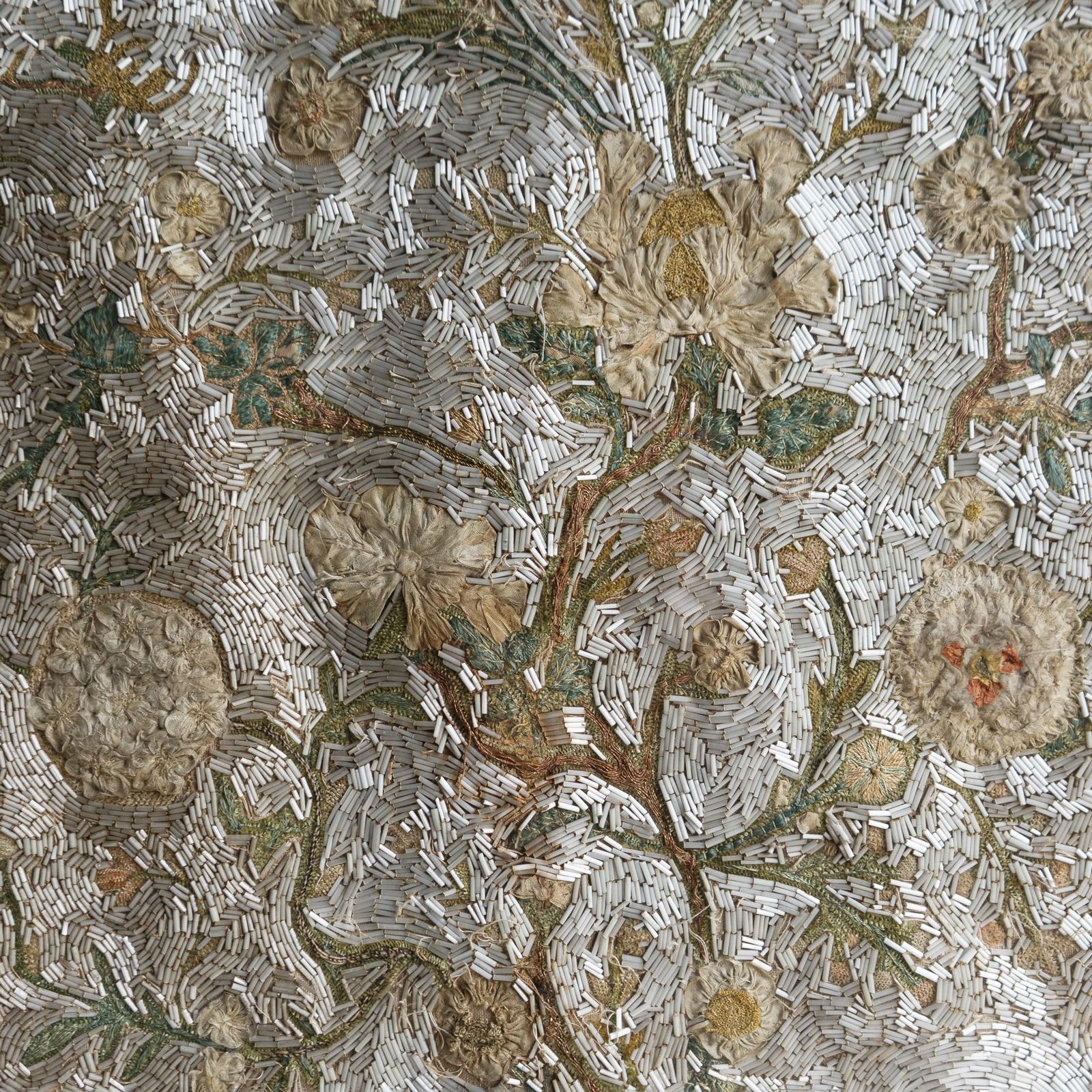 Perlé Panneau ancien encadré de broderie perlée et de souche espagnole/italienne, A.I.C. en vente