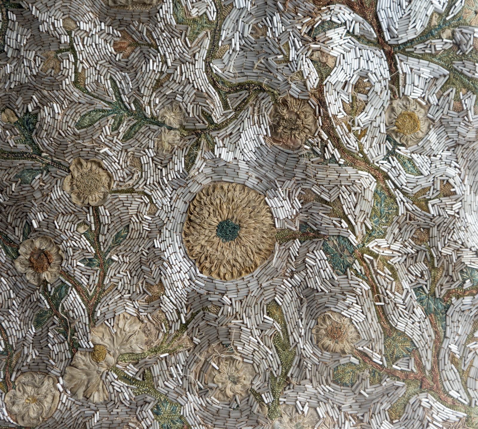 Soie Panneau ancien encadré de broderie perlée et de souche espagnole/italienne, A.I.C. en vente