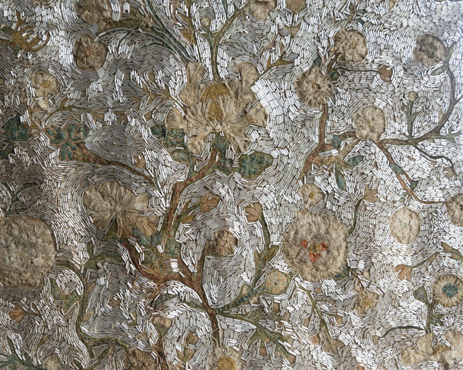 Panneau ancien encadré de broderie perlée et de souche espagnole/italienne, A.I.C. en vente 2