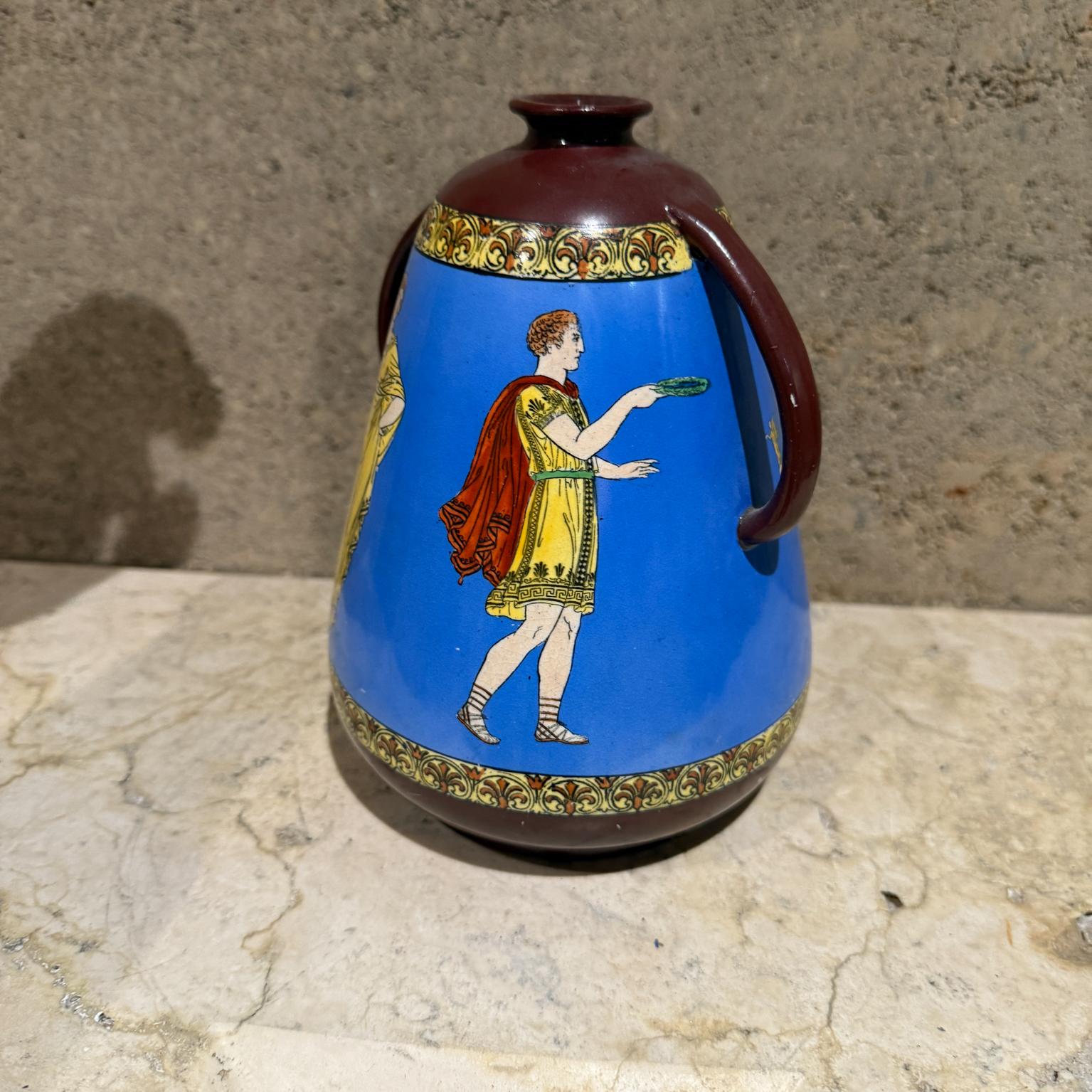 Antico vaso in ceramica d'arte Frank Beardmore & Co del 1903 
Sutherland Pottery Fenton, Inghilterra
7,25 h. x 5,25 diam.
Firmato 
Condizioni vintage originali usate.
Fai riferimento alle immagini