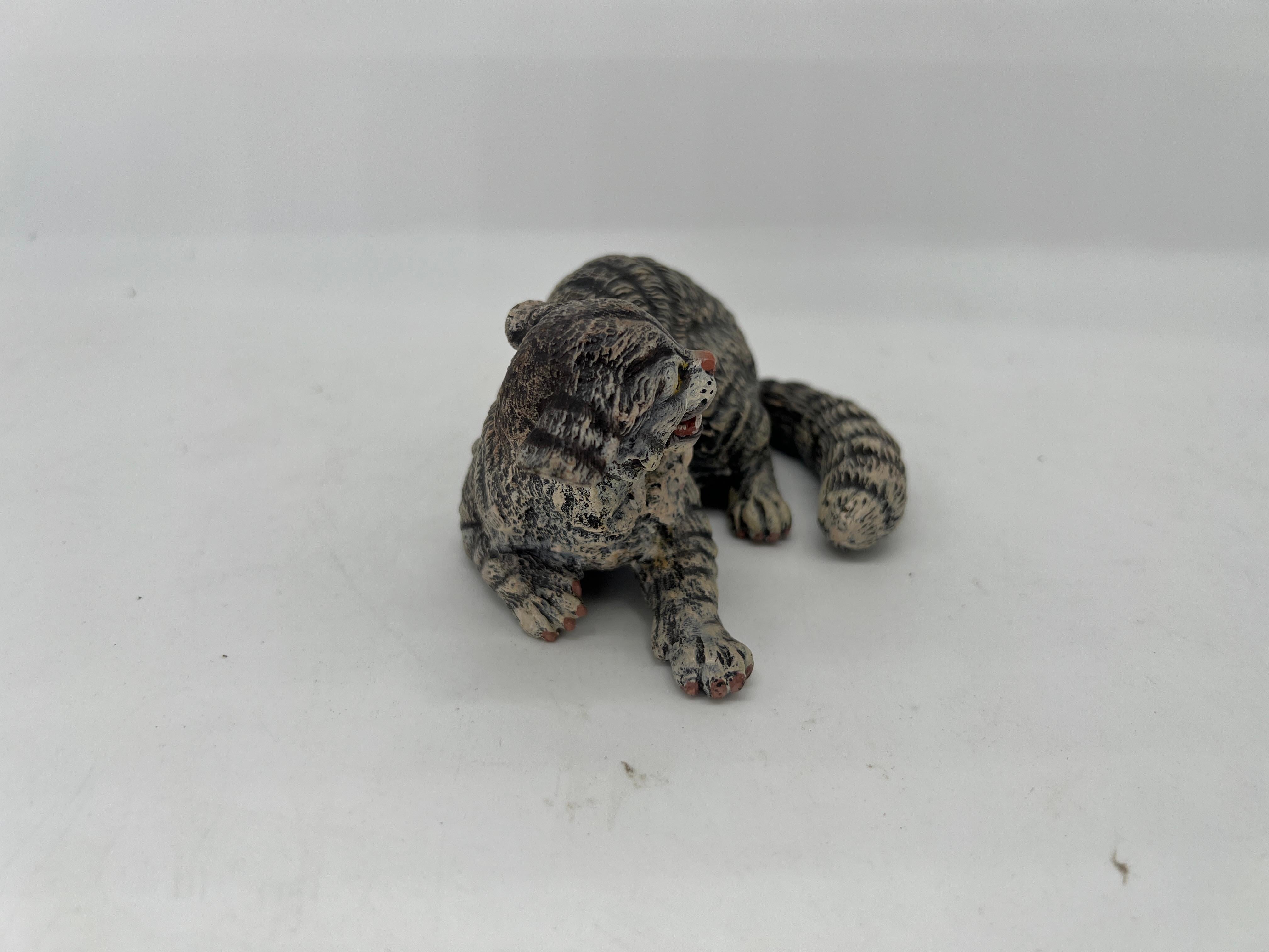 Esta encantadora escultura austriaca antigua de bronce de un gato posee un carácter encantador y finos detalles, realizados al estilo de Franz Bergmann, un maestro de los bronces pintados en frío. La escultura está expertamente pintada con una