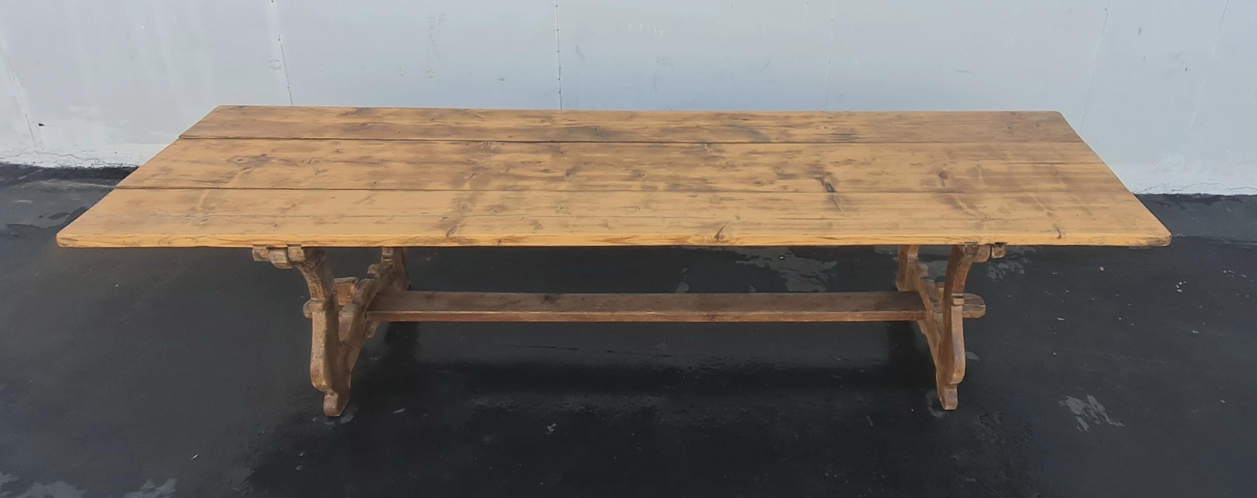 Mesa de madera italiana Fratino .Mesa de 122 pulgadas para 10-12 personas muy comoda .
la mesa se puede desmontar y facilitar su transporte o traslado .
