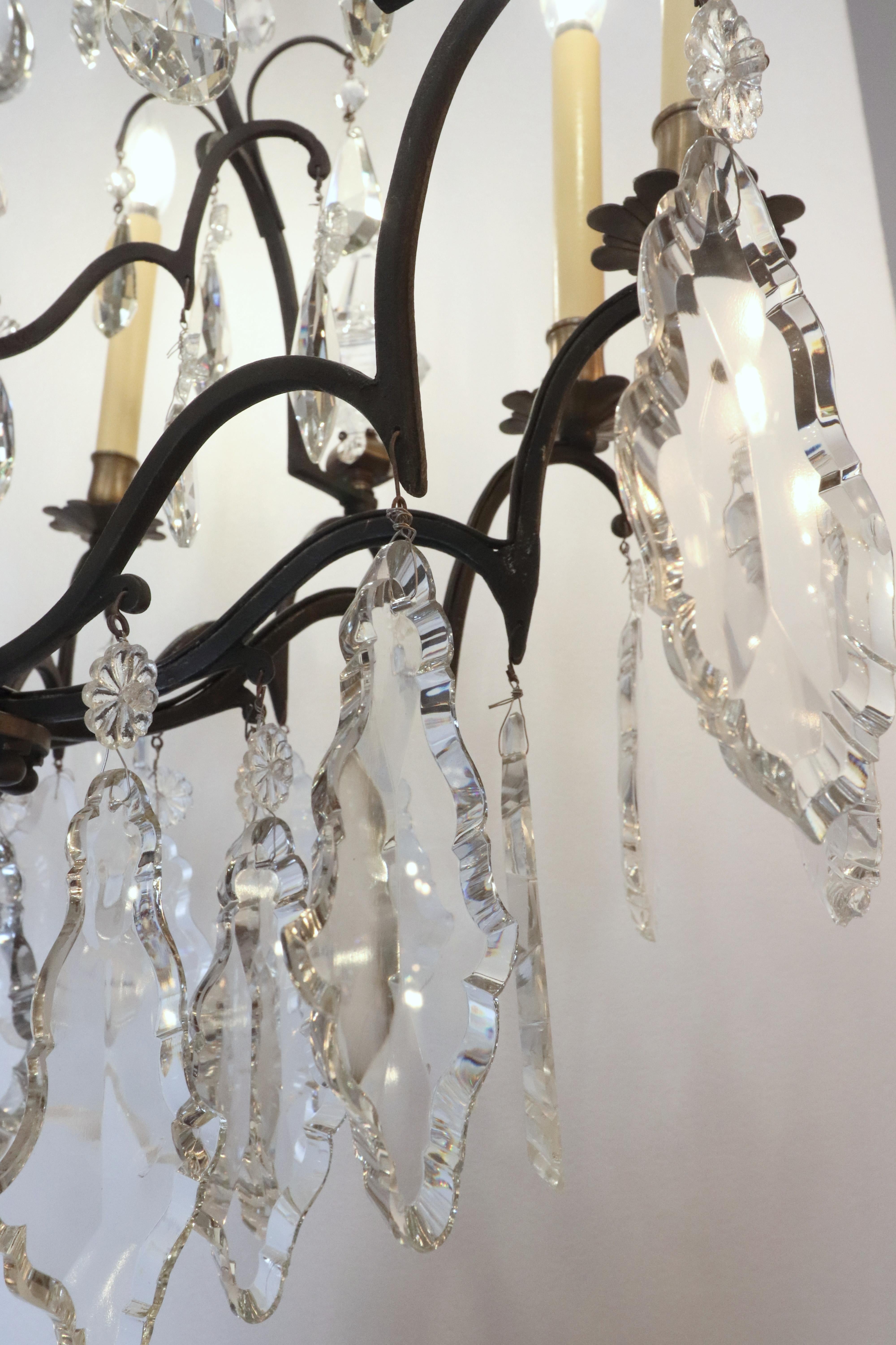 Lustre français ancien à 12 bras en bronze et cristal en vente 5
