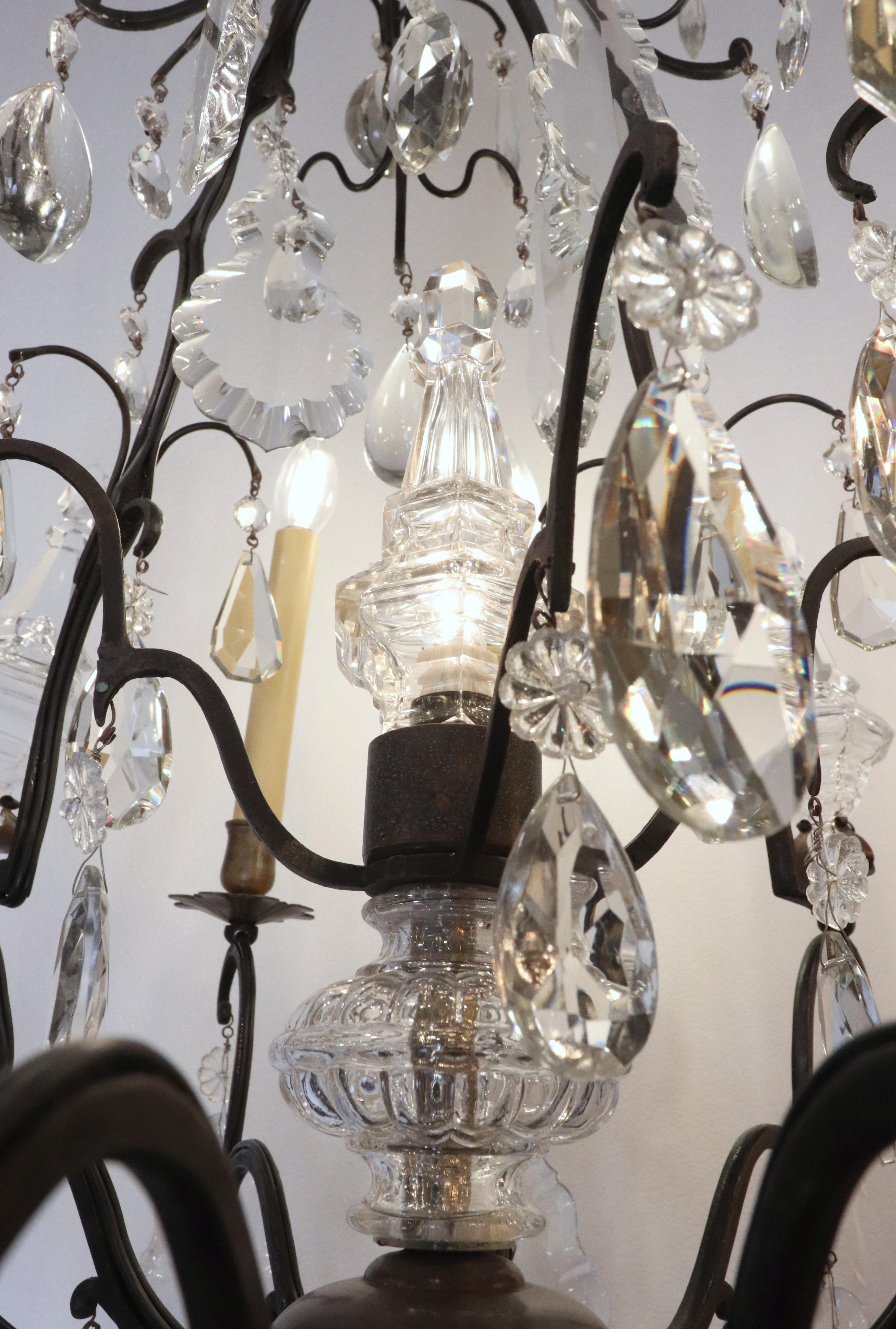 Lustre français ancien à 12 bras en bronze et cristal en vente 6