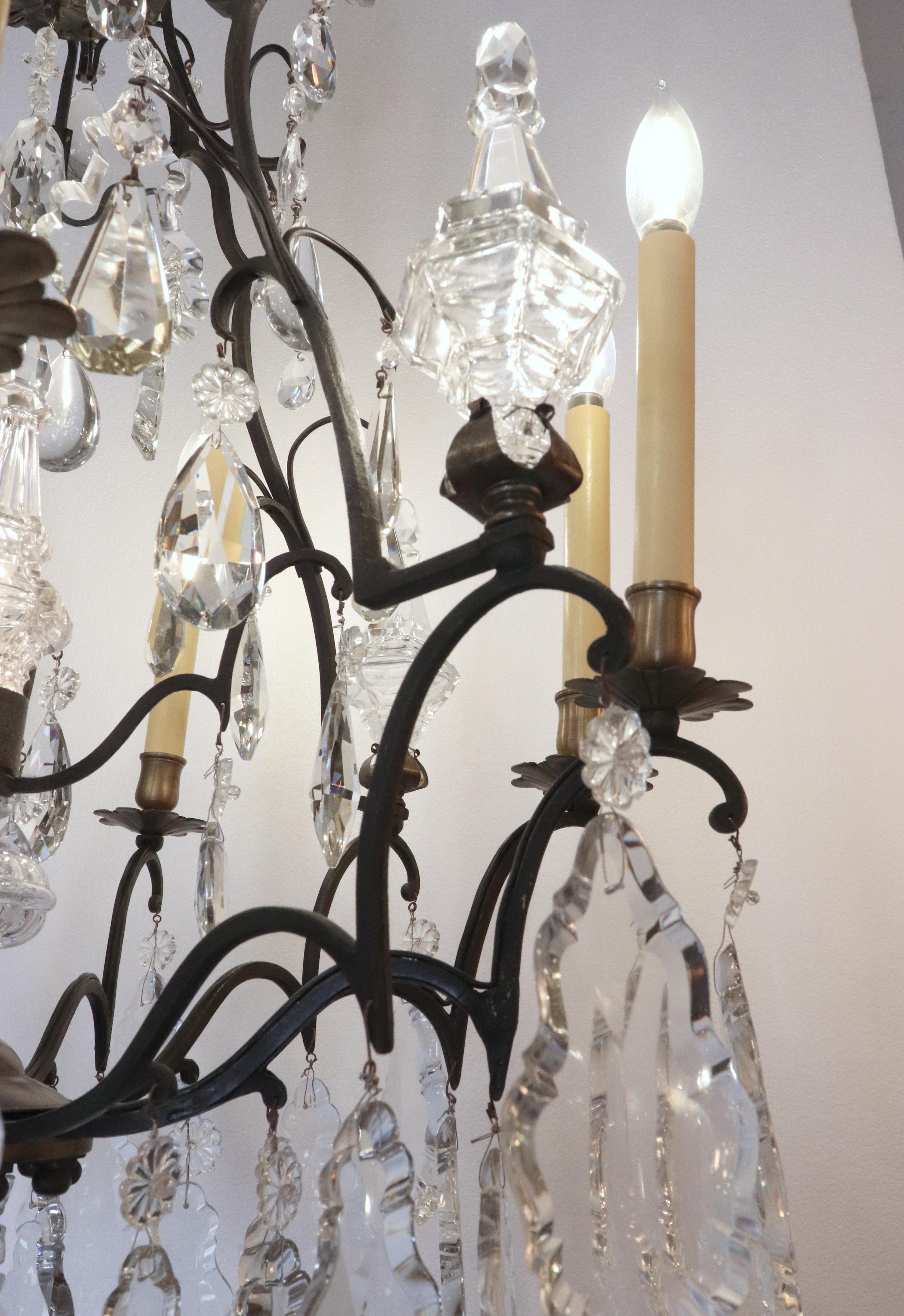 Lustre français ancien à 12 bras en bronze et cristal en vente 7