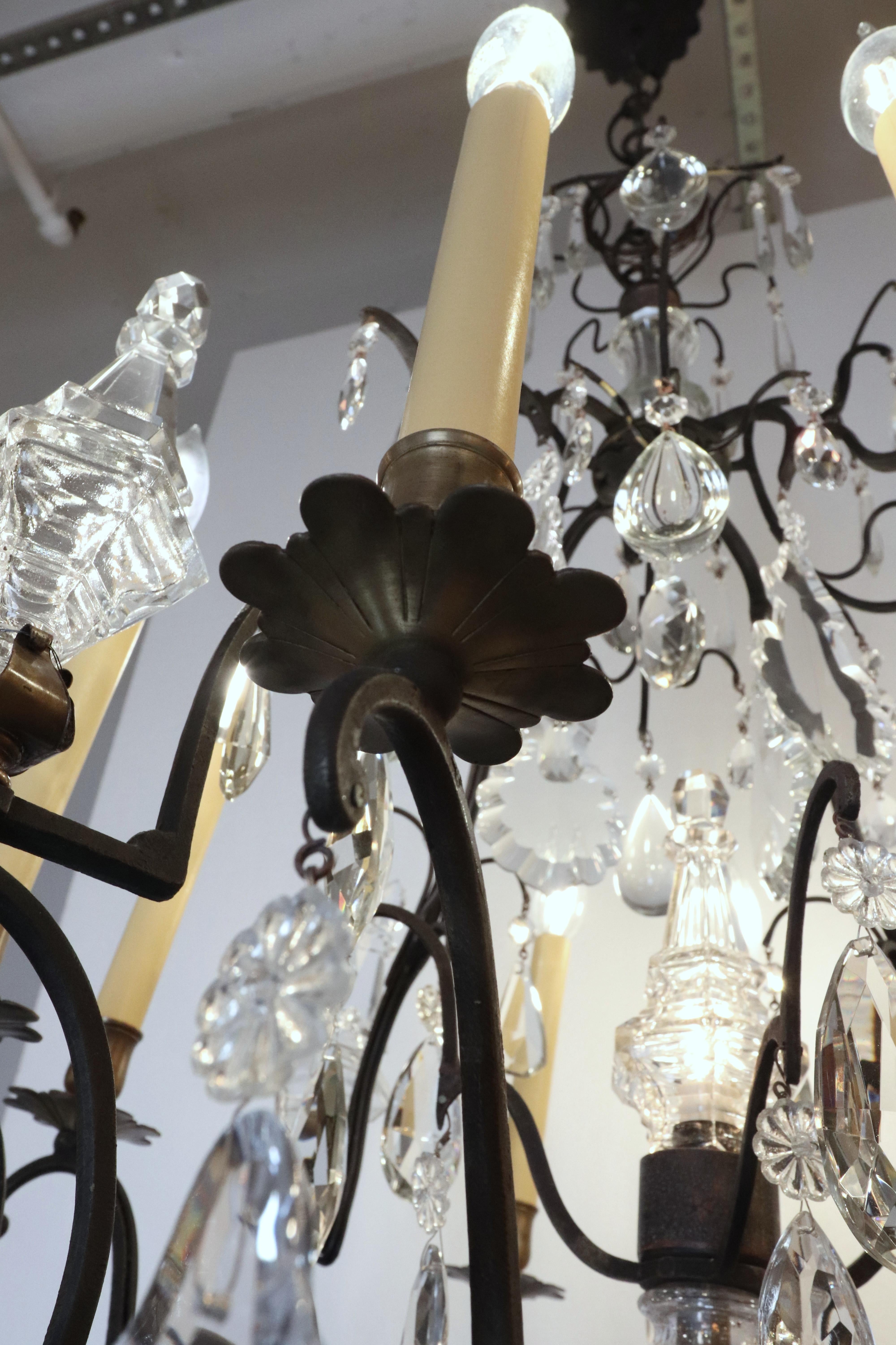 Lustre français ancien à 12 bras en bronze et cristal en vente 8