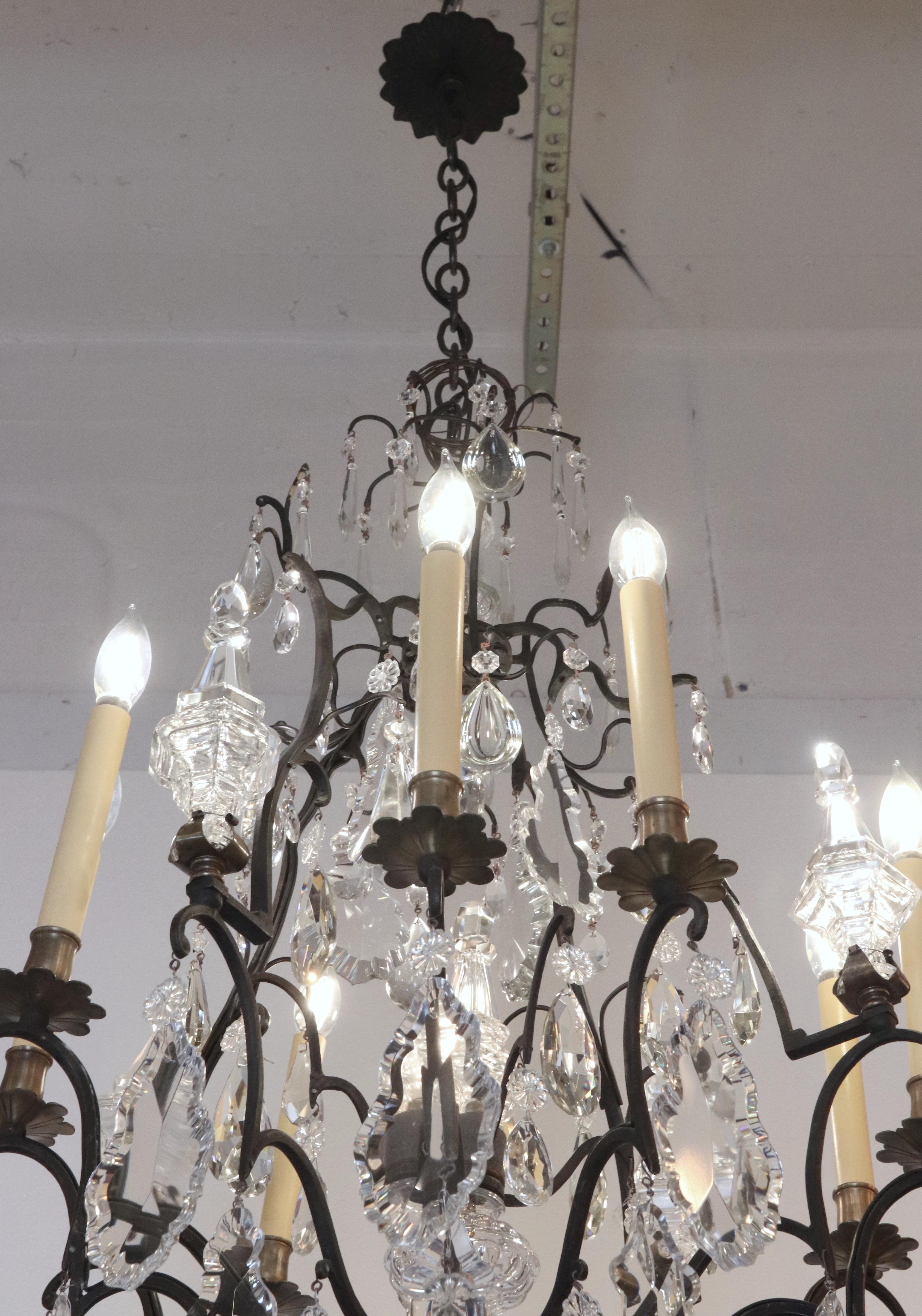 Lustre français ancien à 12 bras en bronze et cristal en vente 9