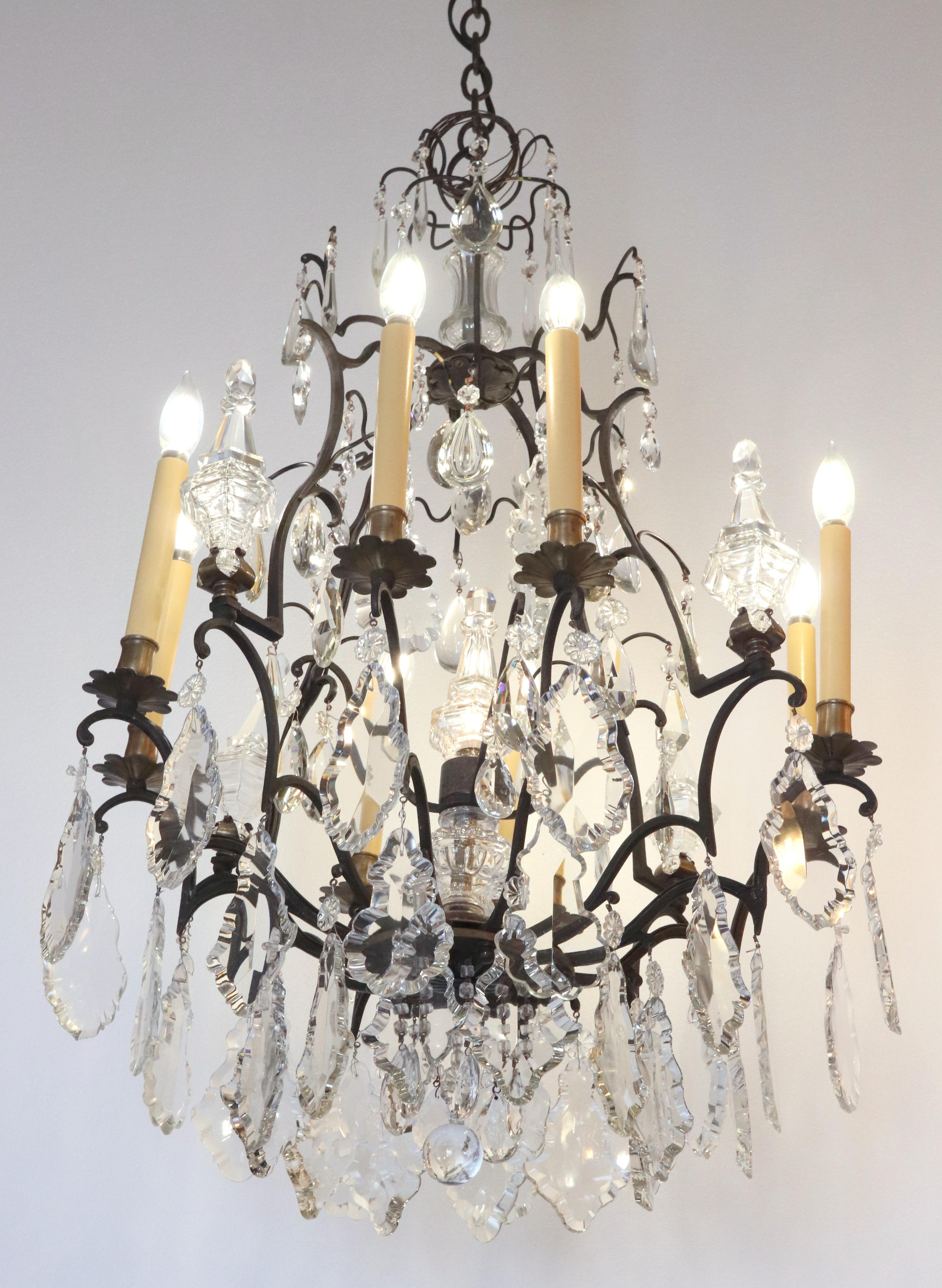 Lustre français ancien à 12 bras en bronze et cristal Bon état - En vente à New York, NY