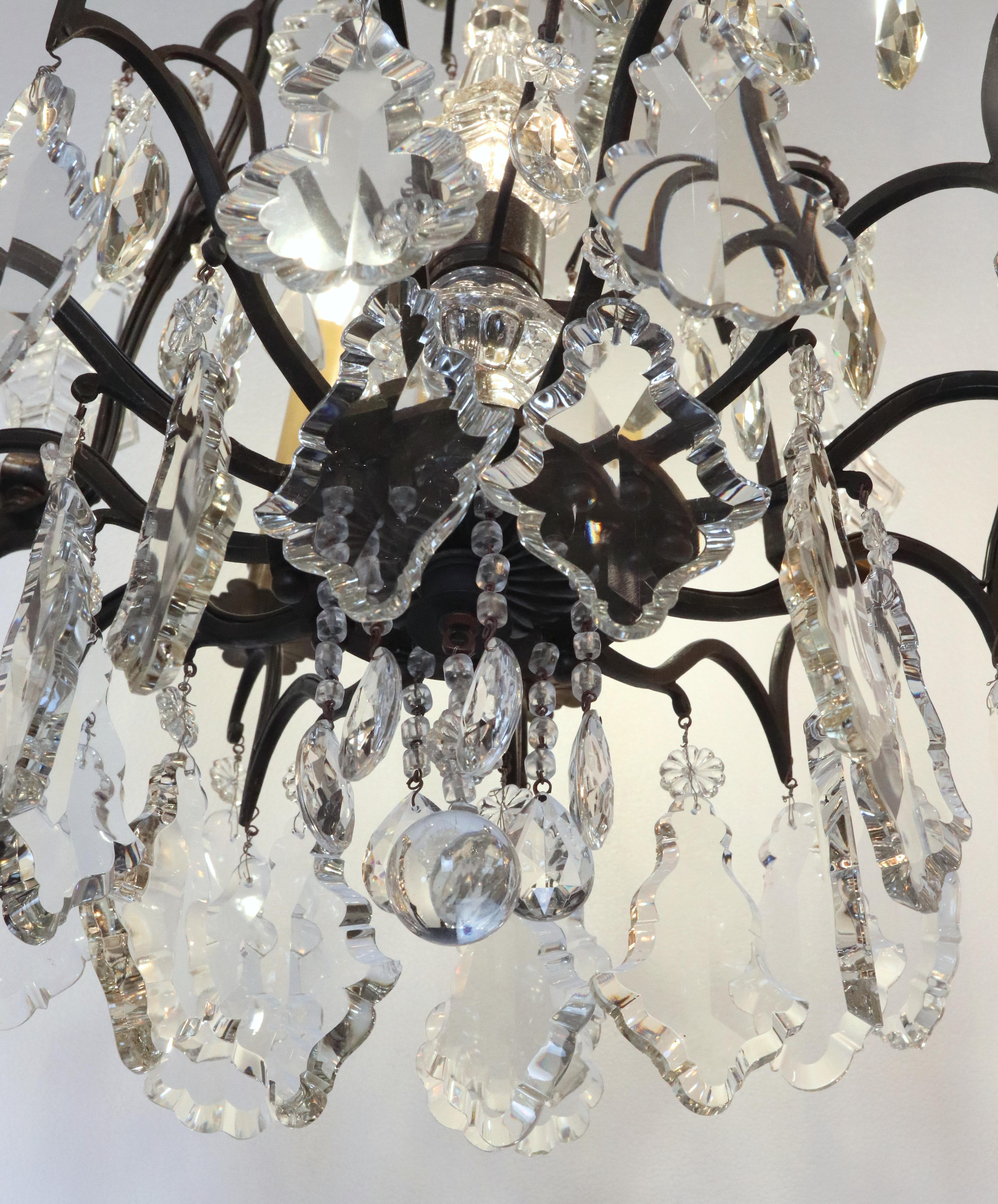 20ième siècle Lustre français ancien à 12 bras en bronze et cristal en vente