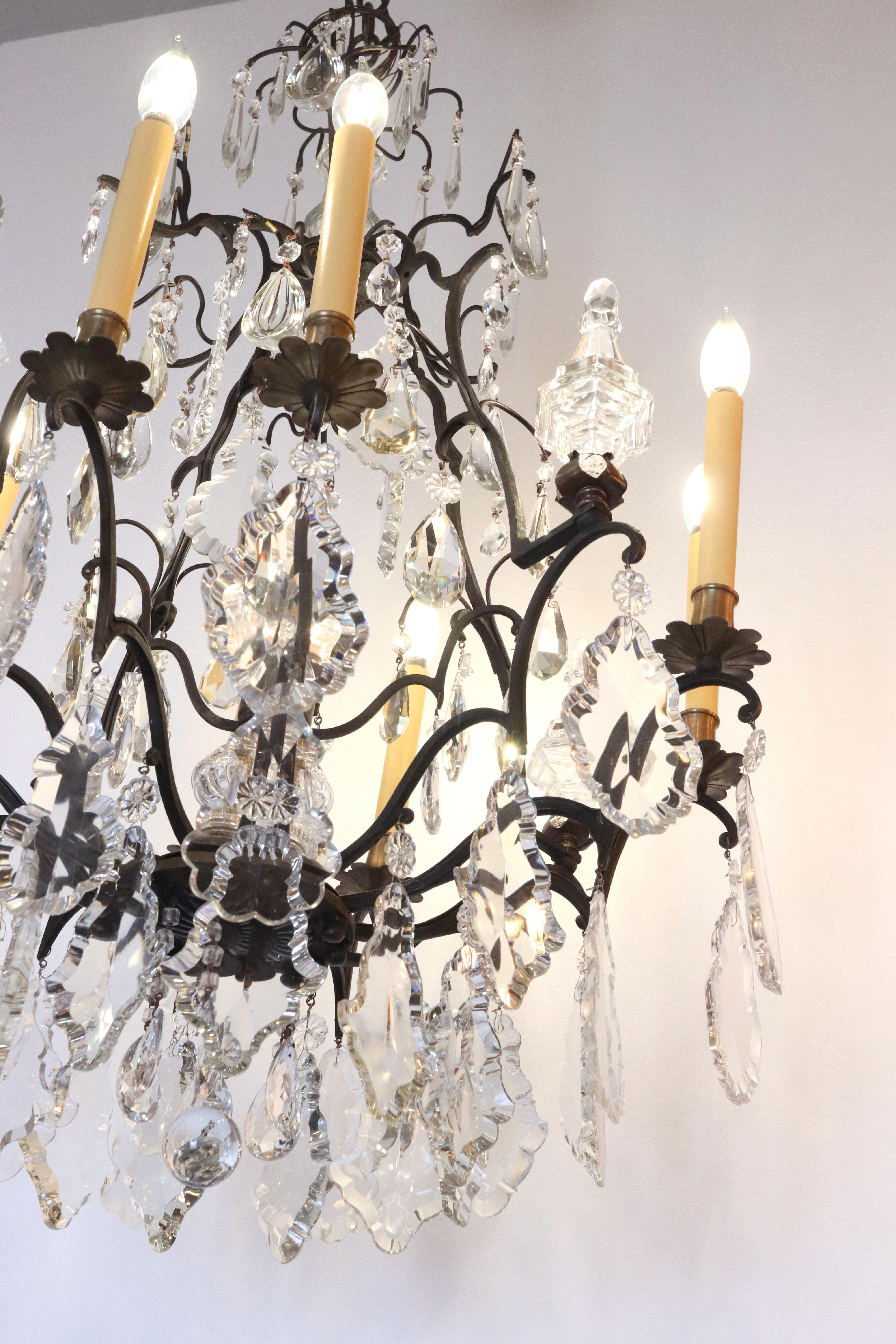 Bronze Lustre français ancien à 12 bras en bronze et cristal en vente