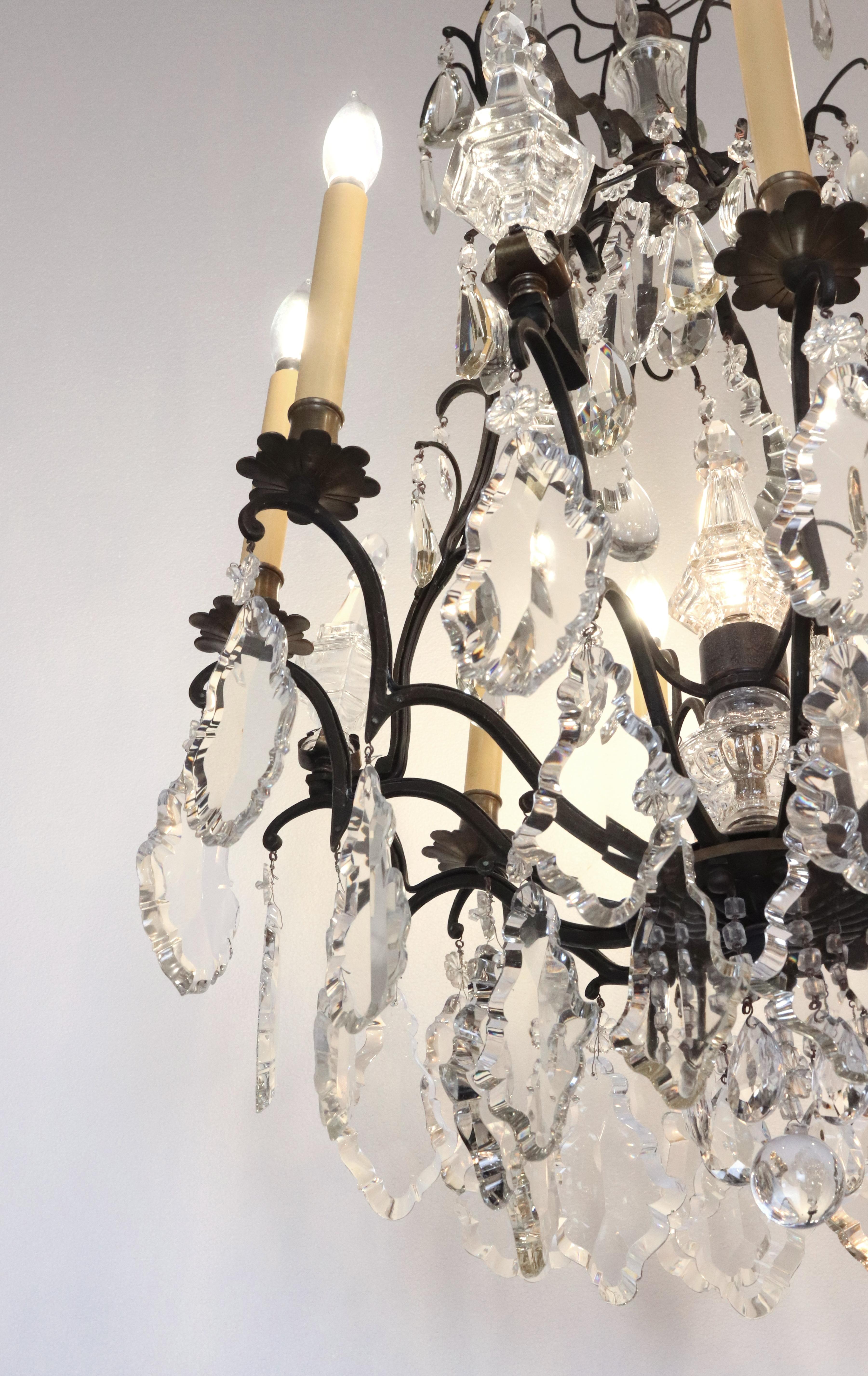 Lustre français ancien à 12 bras en bronze et cristal en vente 1