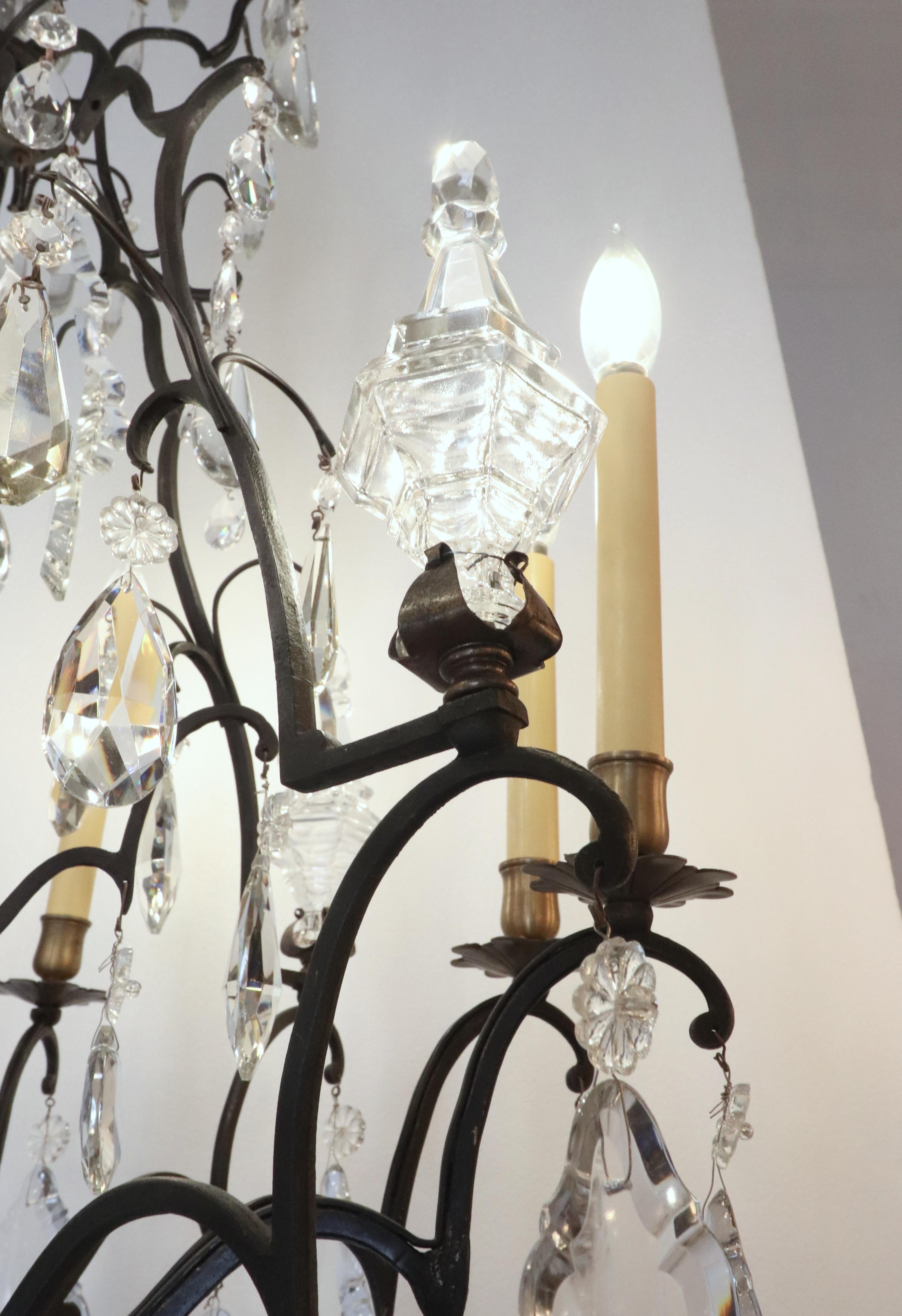 Lustre français ancien à 12 bras en bronze et cristal en vente 4