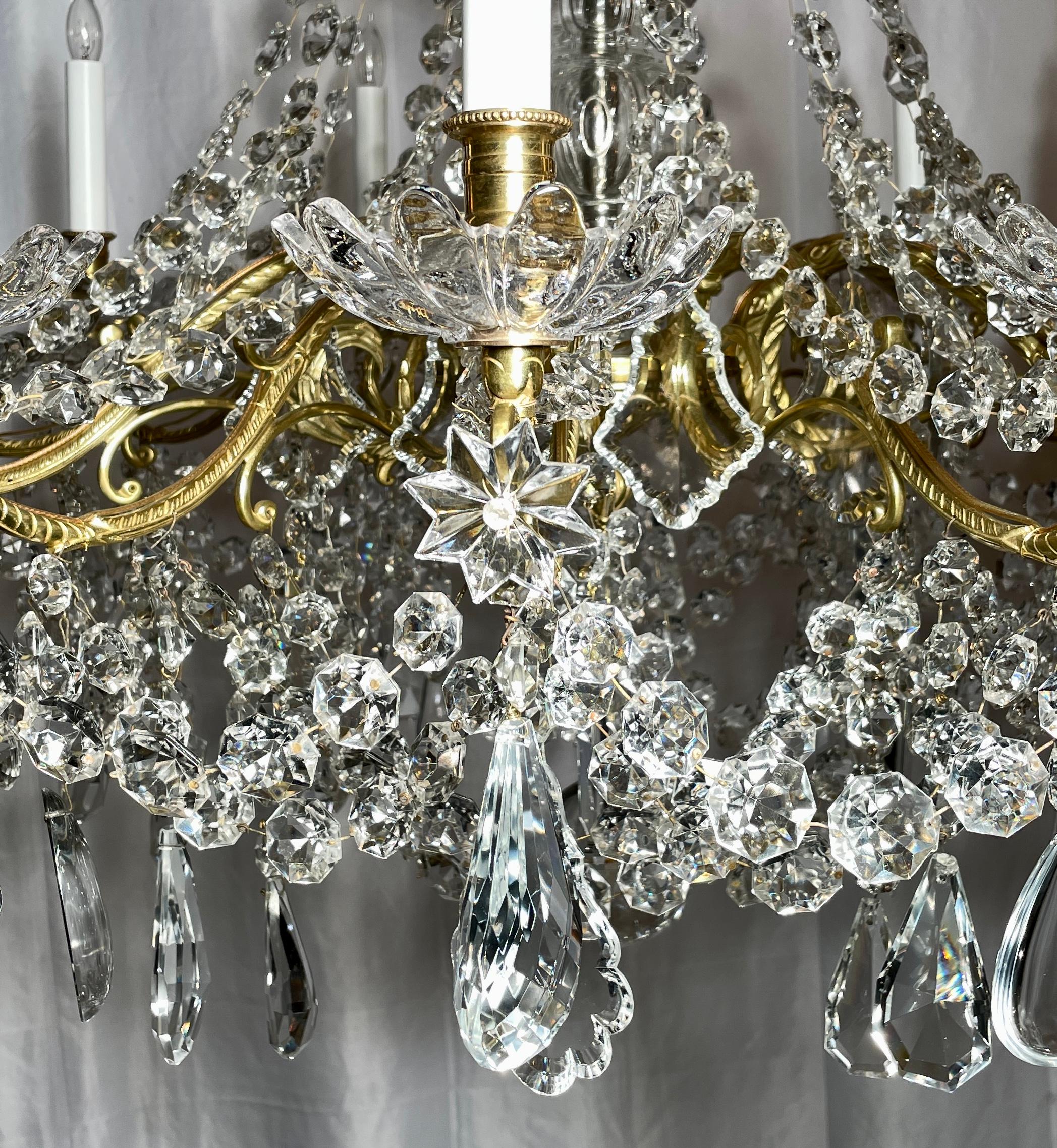 XIXe siècle Lustre ancien à 12 éclairages en cristal taillé français et bronze doré, vers 1890. en vente