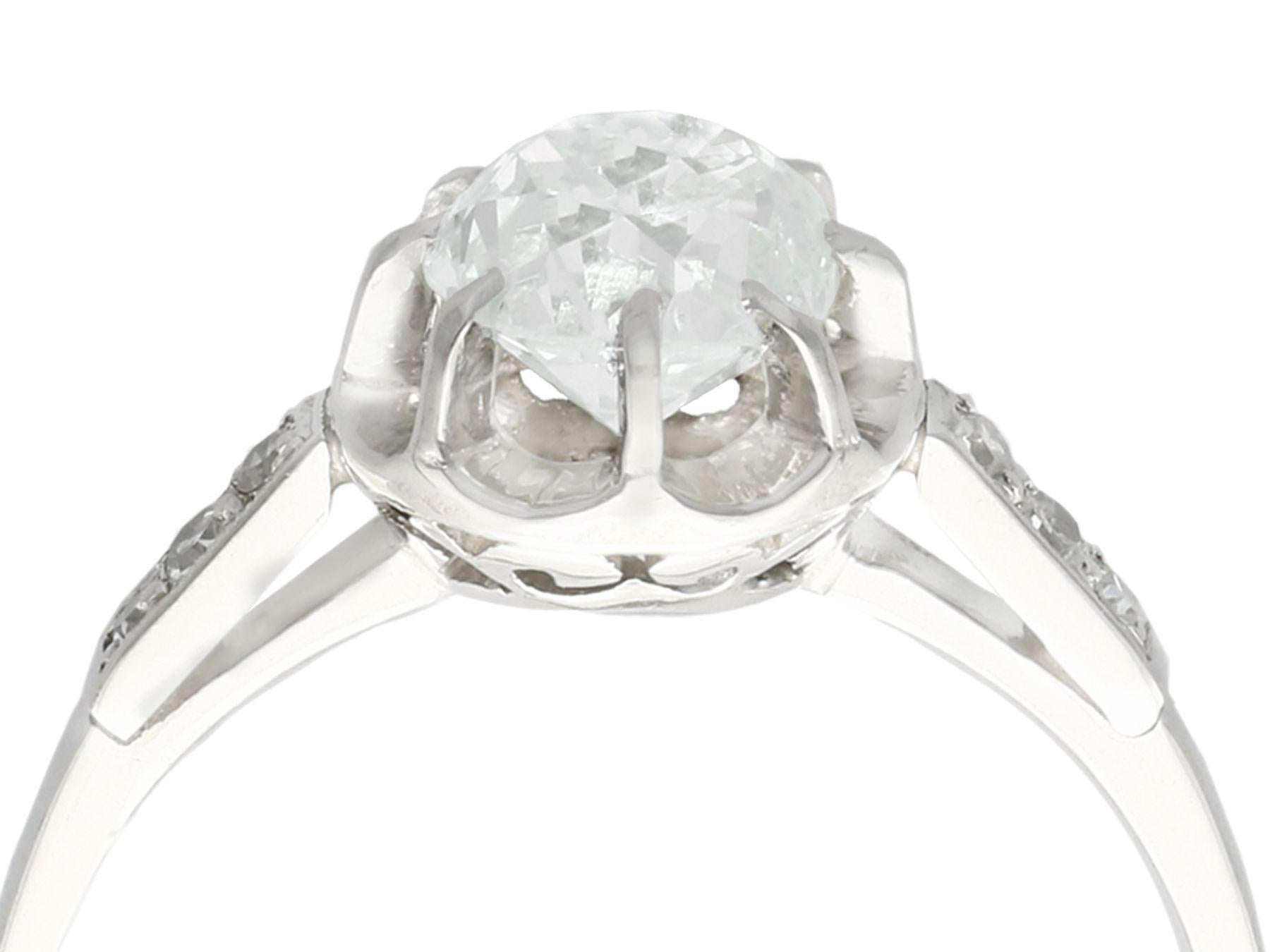 Une magnifique bague de fiançailles de style solitaire en platine et diamant de 1,22 carat (total) datant des années 1920, qui fait partie de nos diverses collections de bijoux anciens et de bijoux de succession.

Cette magnifique bague de