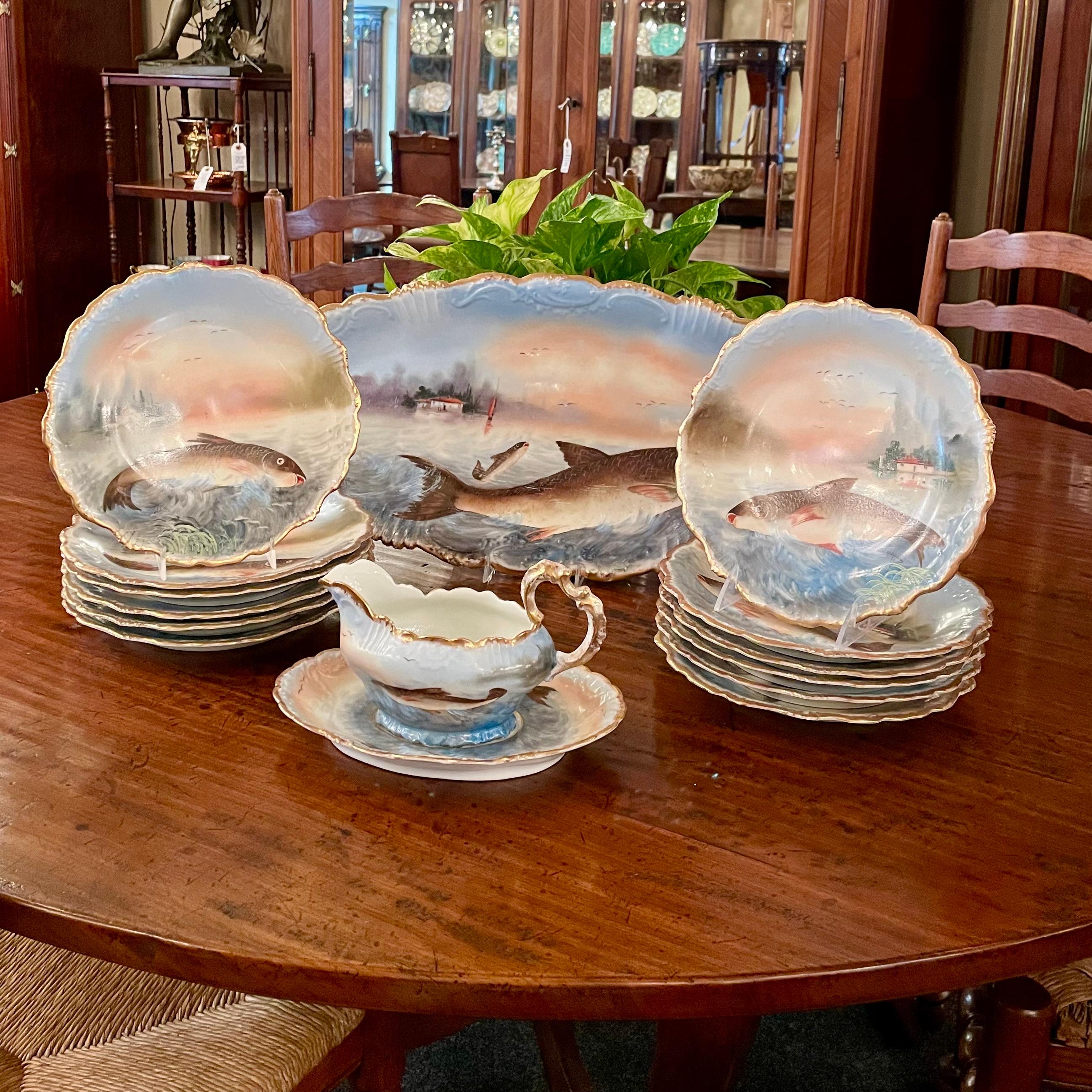 Antique French Servicio de 15 Piezas de Porcelana Azul y Dorada de Limoges, Circa 1870. 14