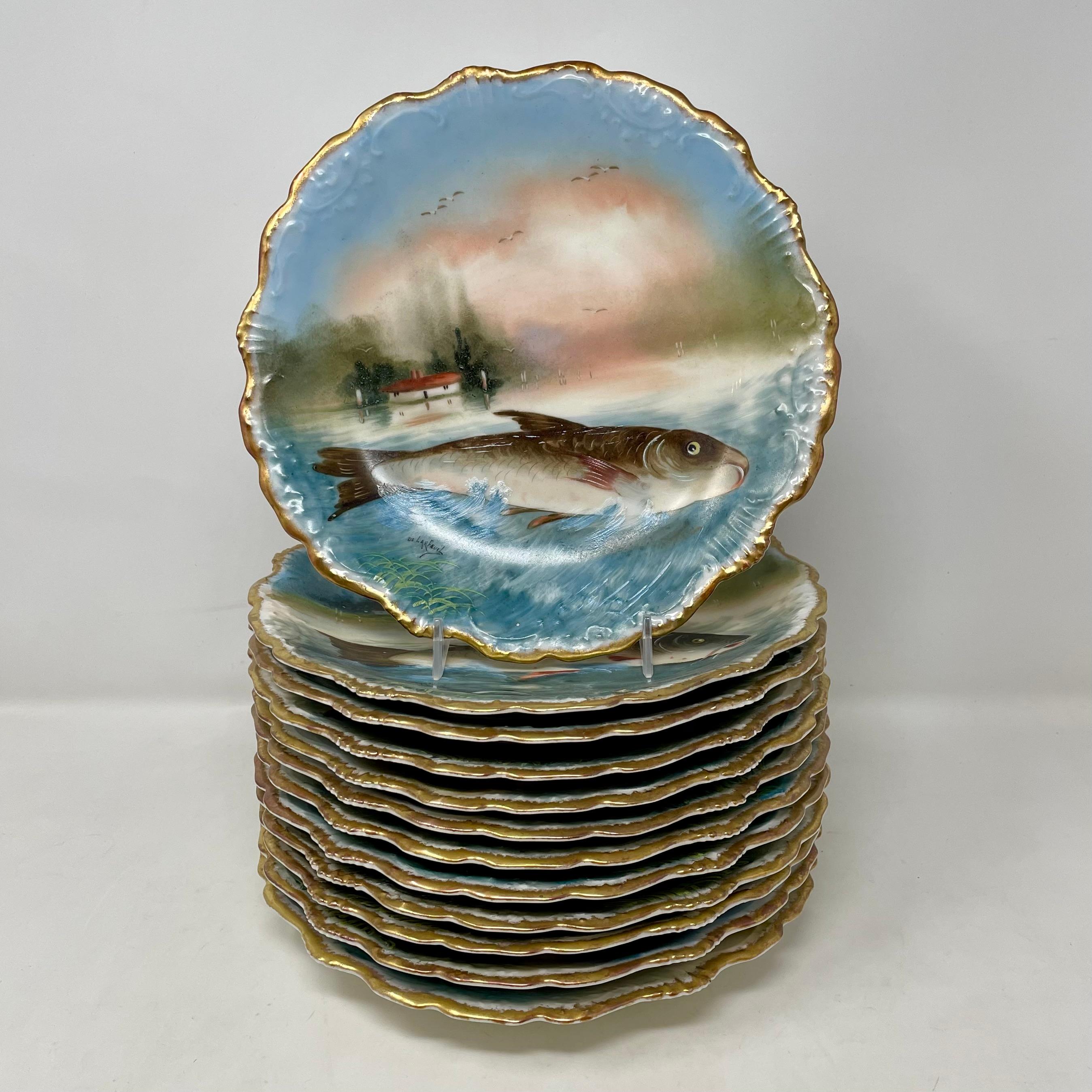 Antiguo juego de peces de porcelana francesa de Limoges de 15 piezas, circa 1870-1880.
12 Placas: 1