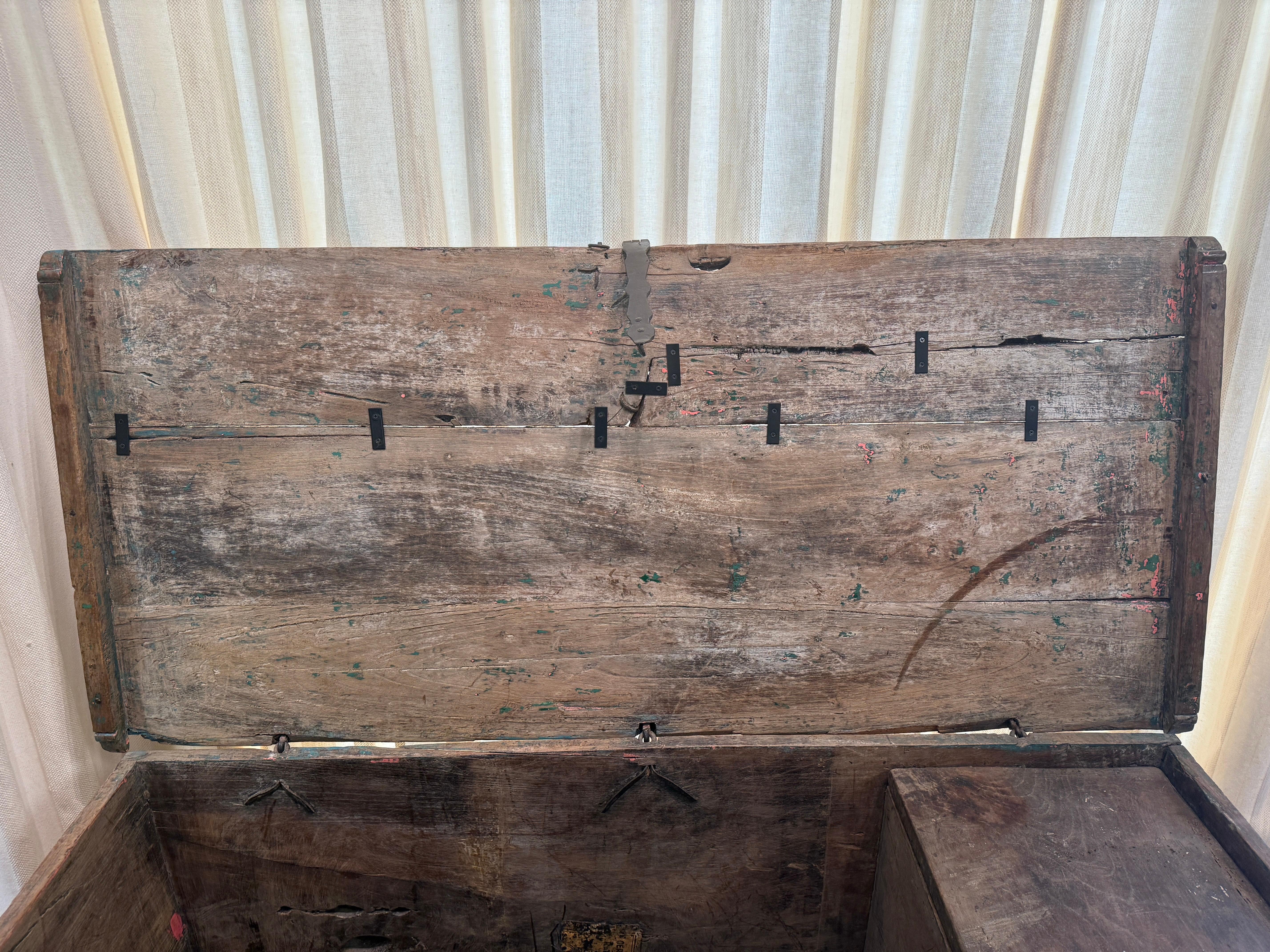 Antiguo Baúl Francés del Siglo XVII con Base de Pies de León en venta 5