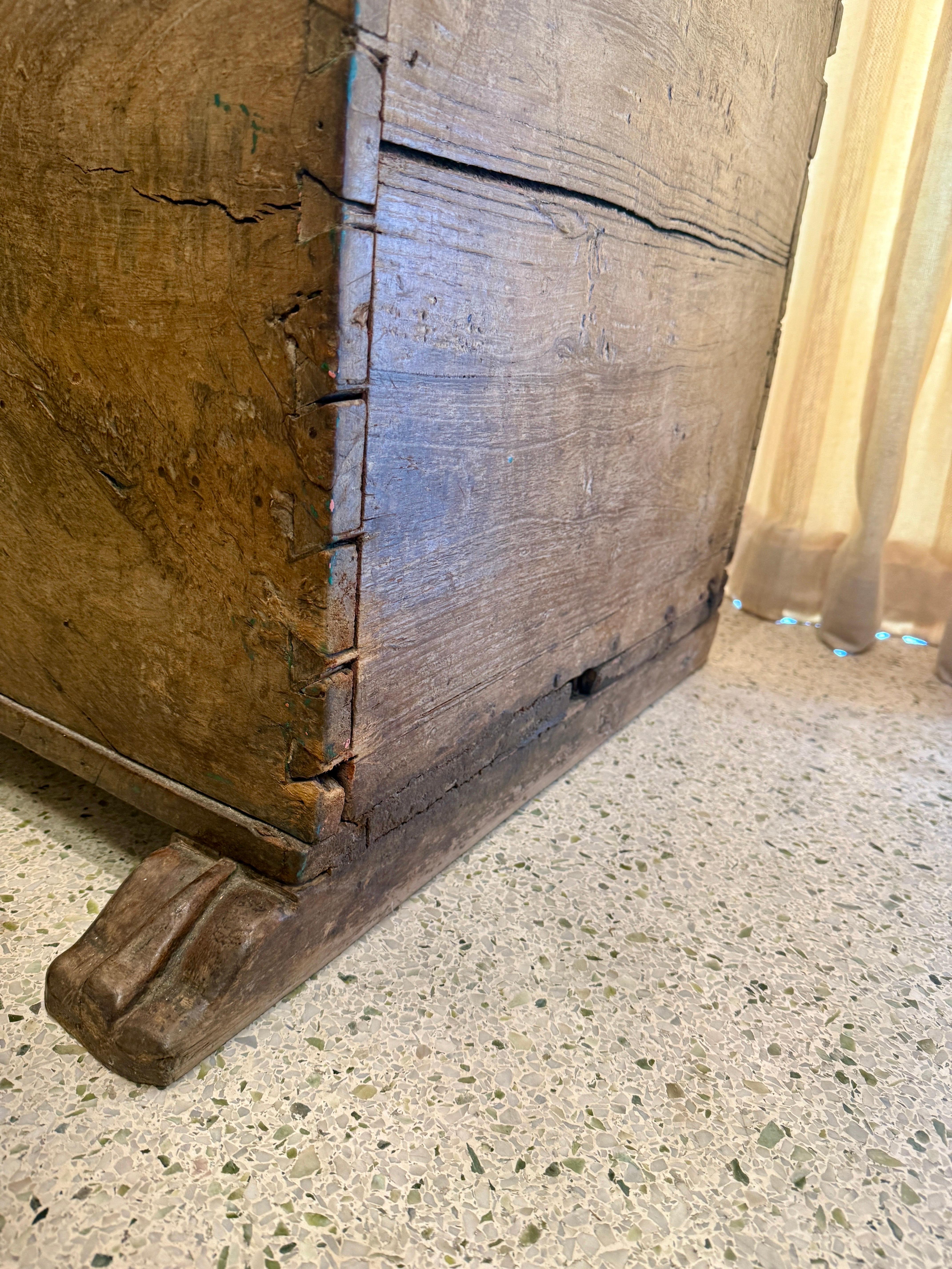 Antiguo Baúl Francés del Siglo XVII con Base de Pies de León en venta 6