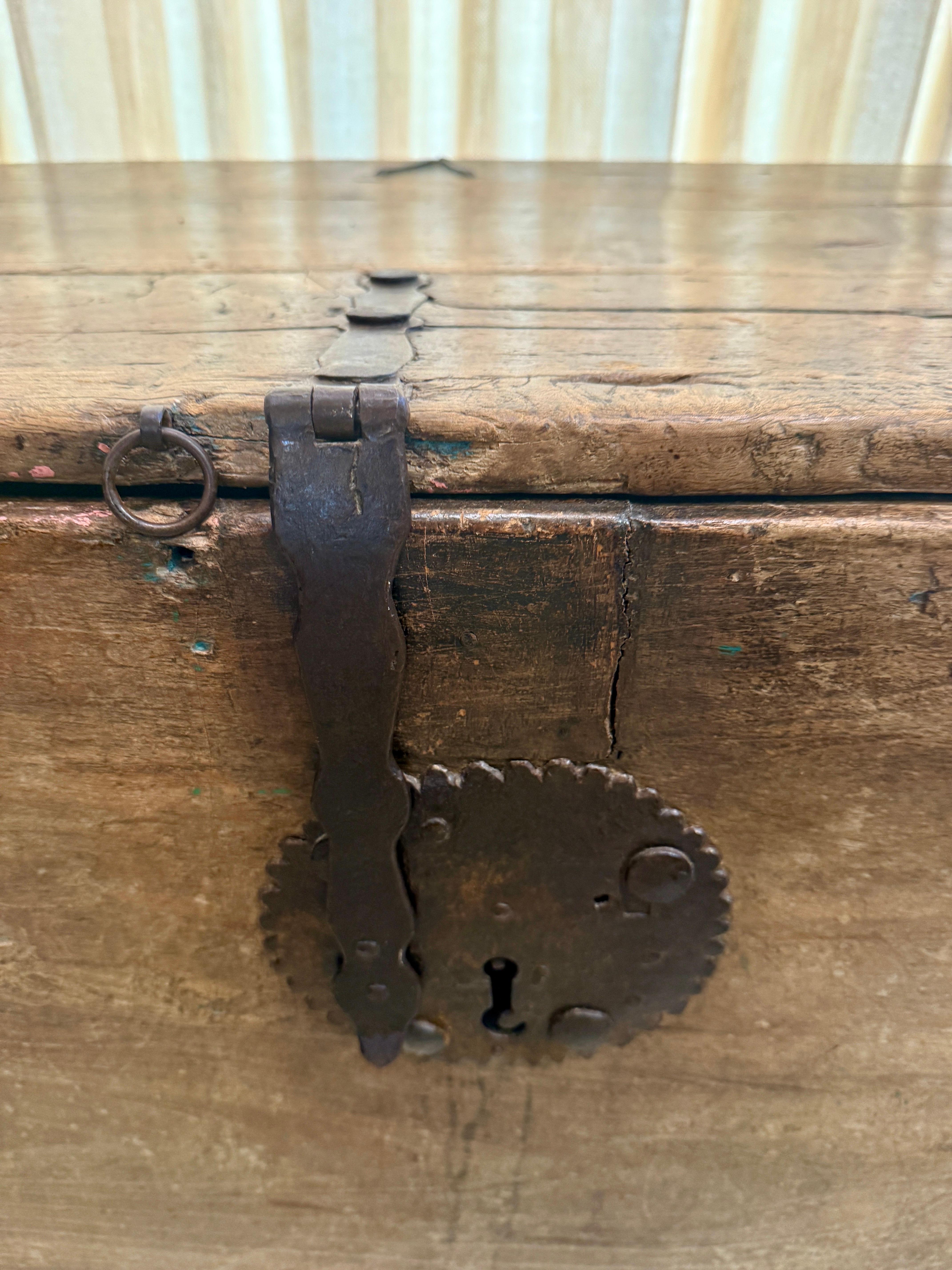 Antiguo Baúl Francés del Siglo XVII con Base de Pies de León en venta 7
