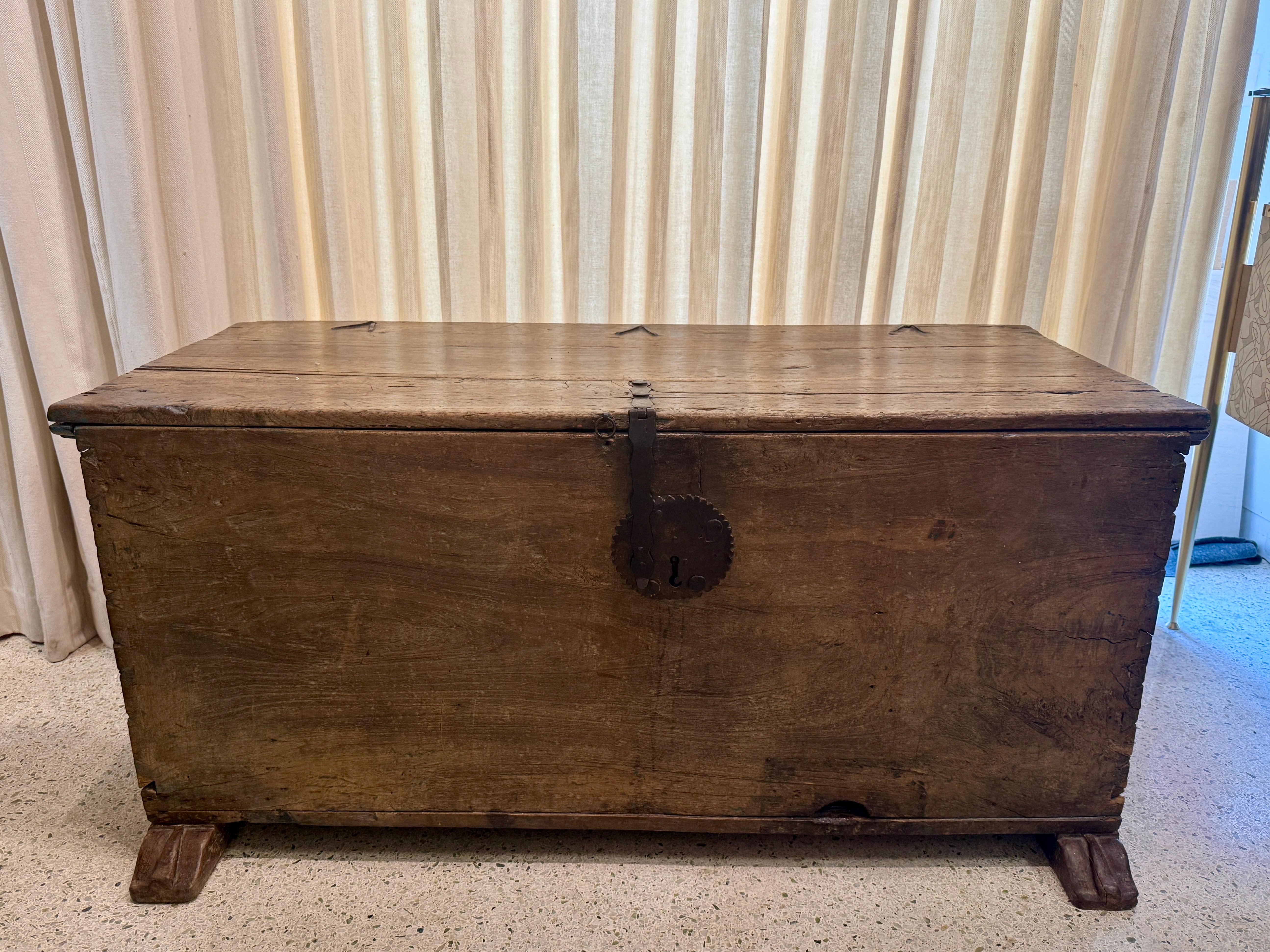 Antiguo Baúl Francés del Siglo XVII con Base de Pies de León en venta 8