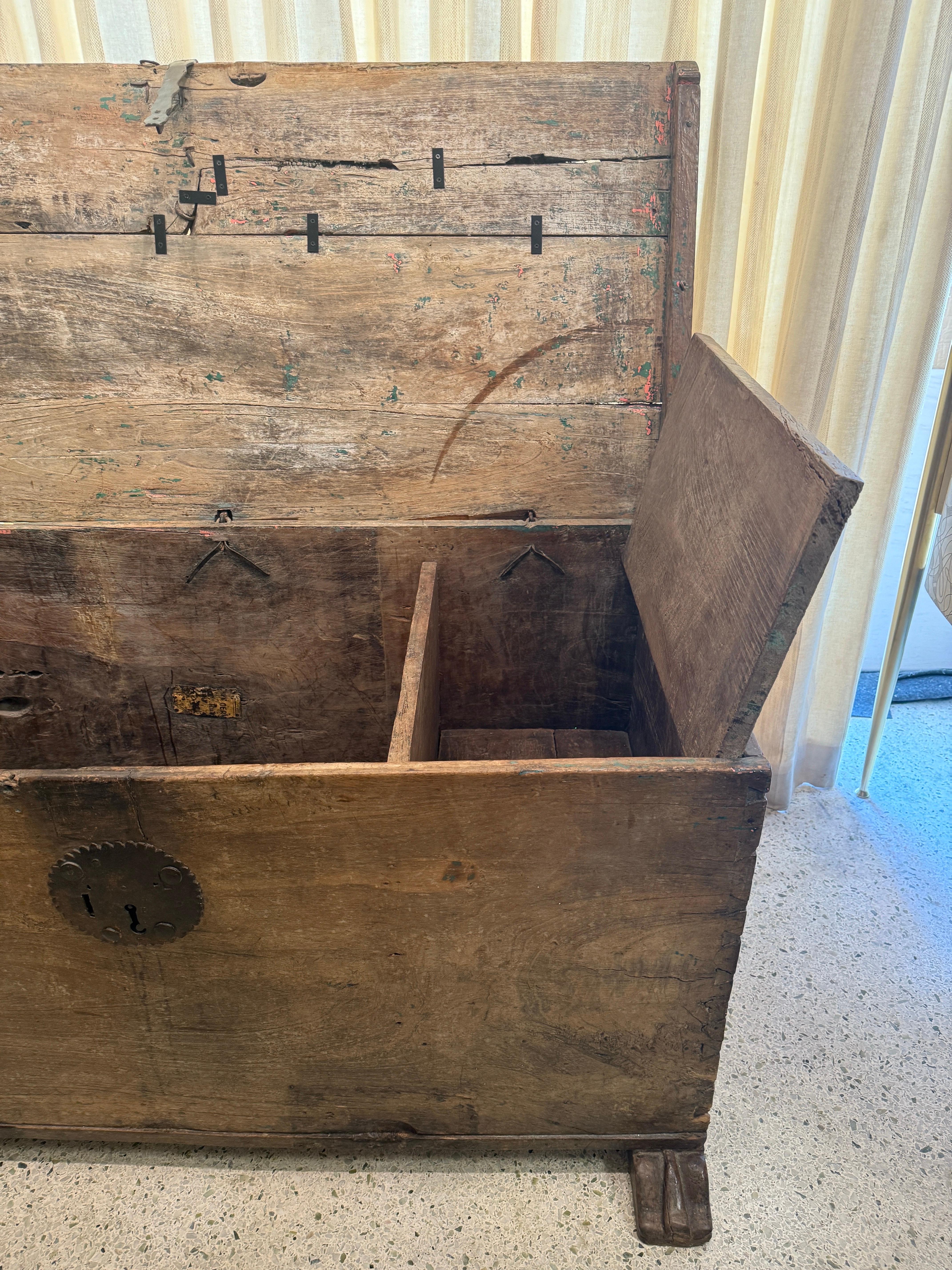 Antiguo Baúl Francés del Siglo XVII con Base de Pies de León en venta 9