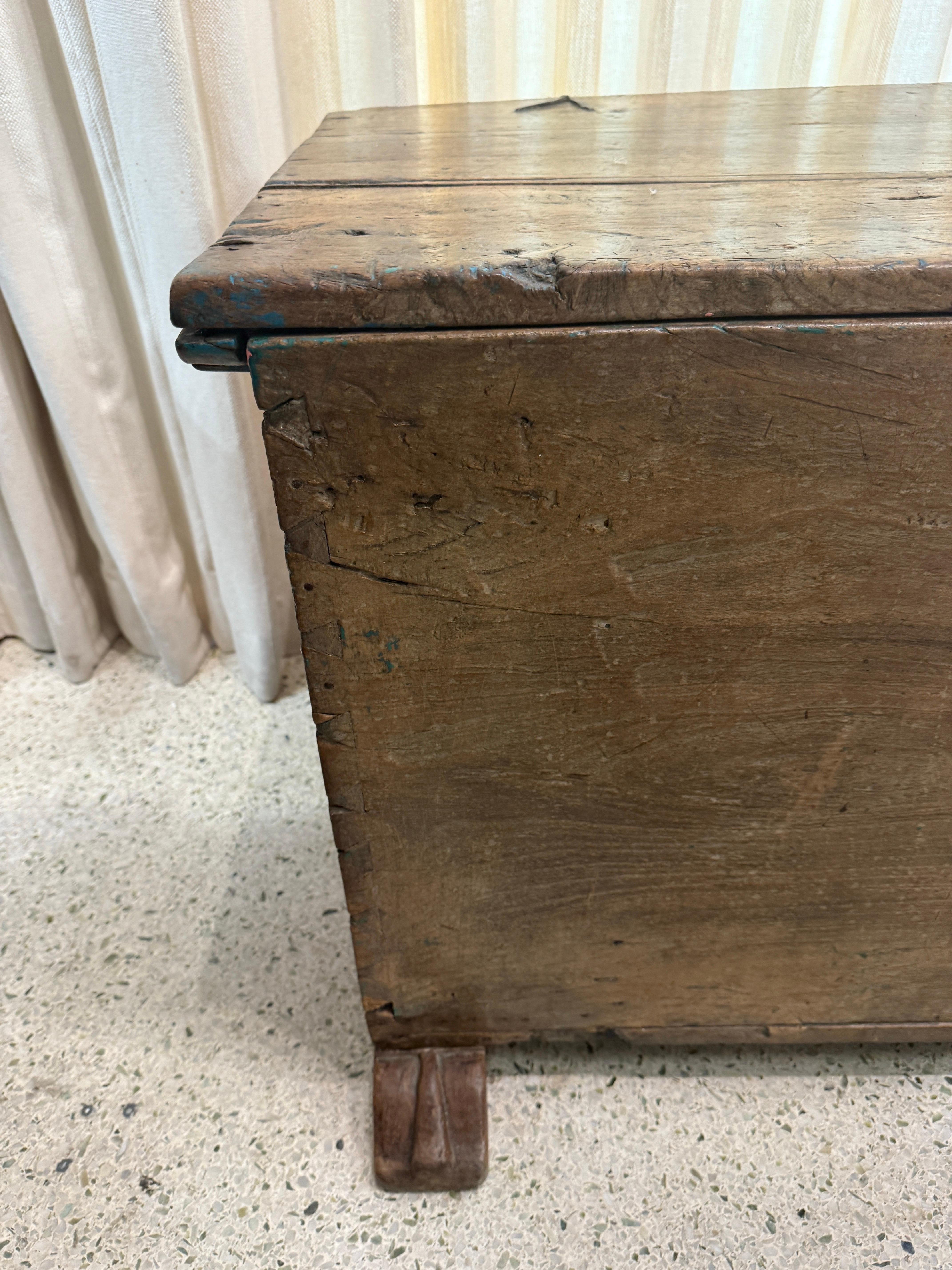 Antiguo Baúl Francés del Siglo XVII con Base de Pies de León en venta 10