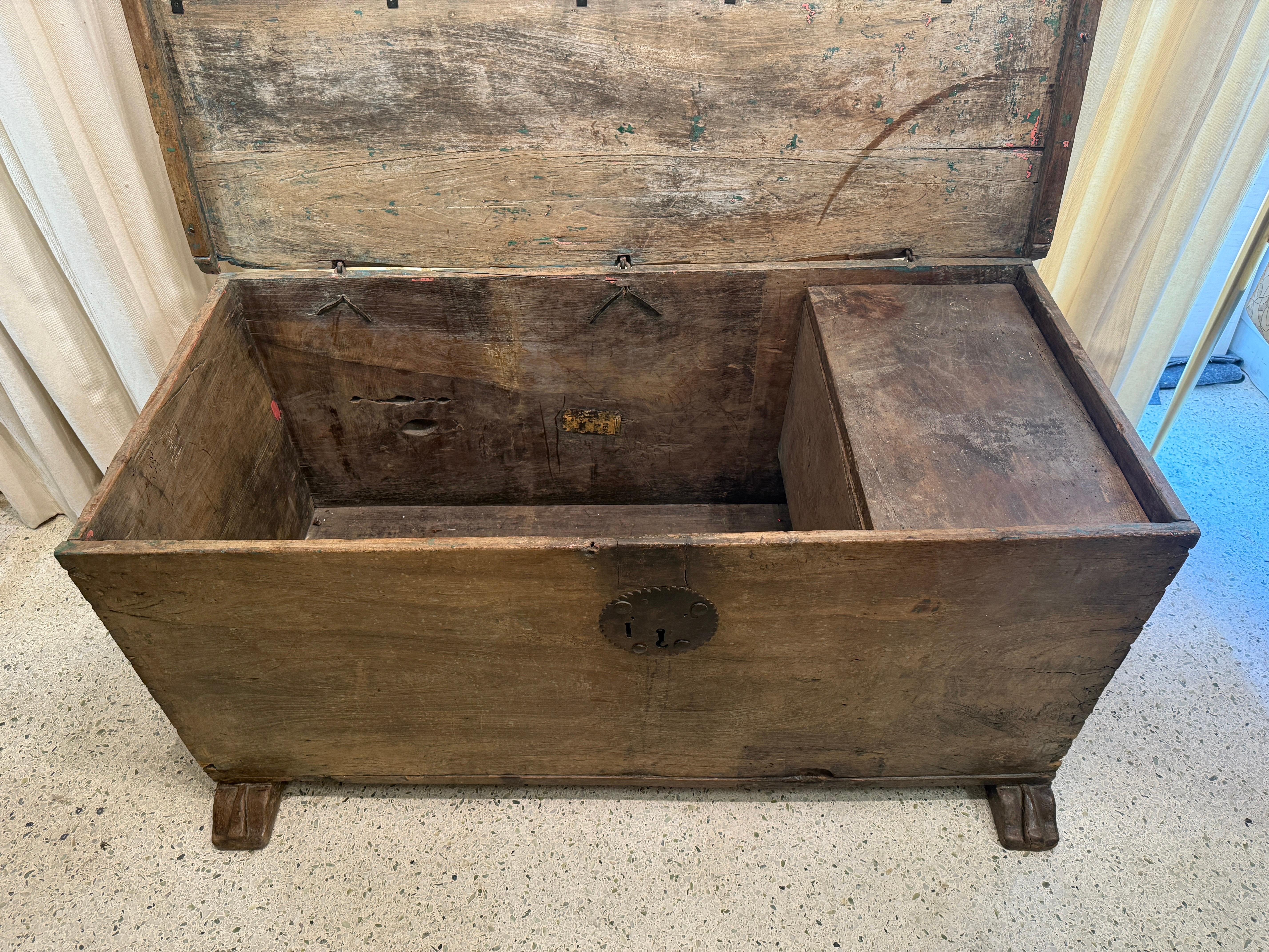 Antiguo Baúl Francés del Siglo XVII con Base de Pies de León en Bueno estado para la venta en North Miami, FL