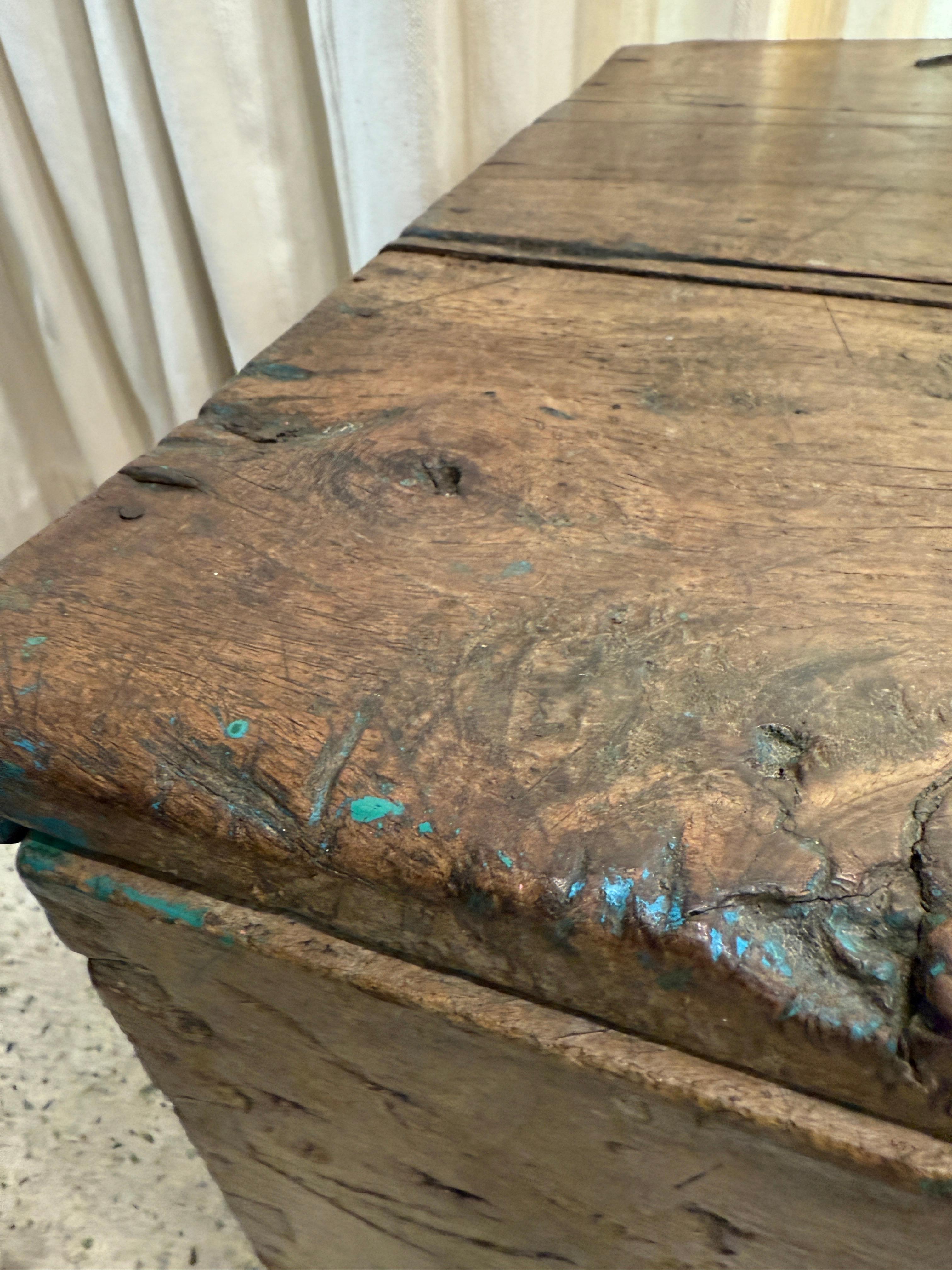 Antiguo Baúl Francés del Siglo XVII con Base de Pies de León en venta 2