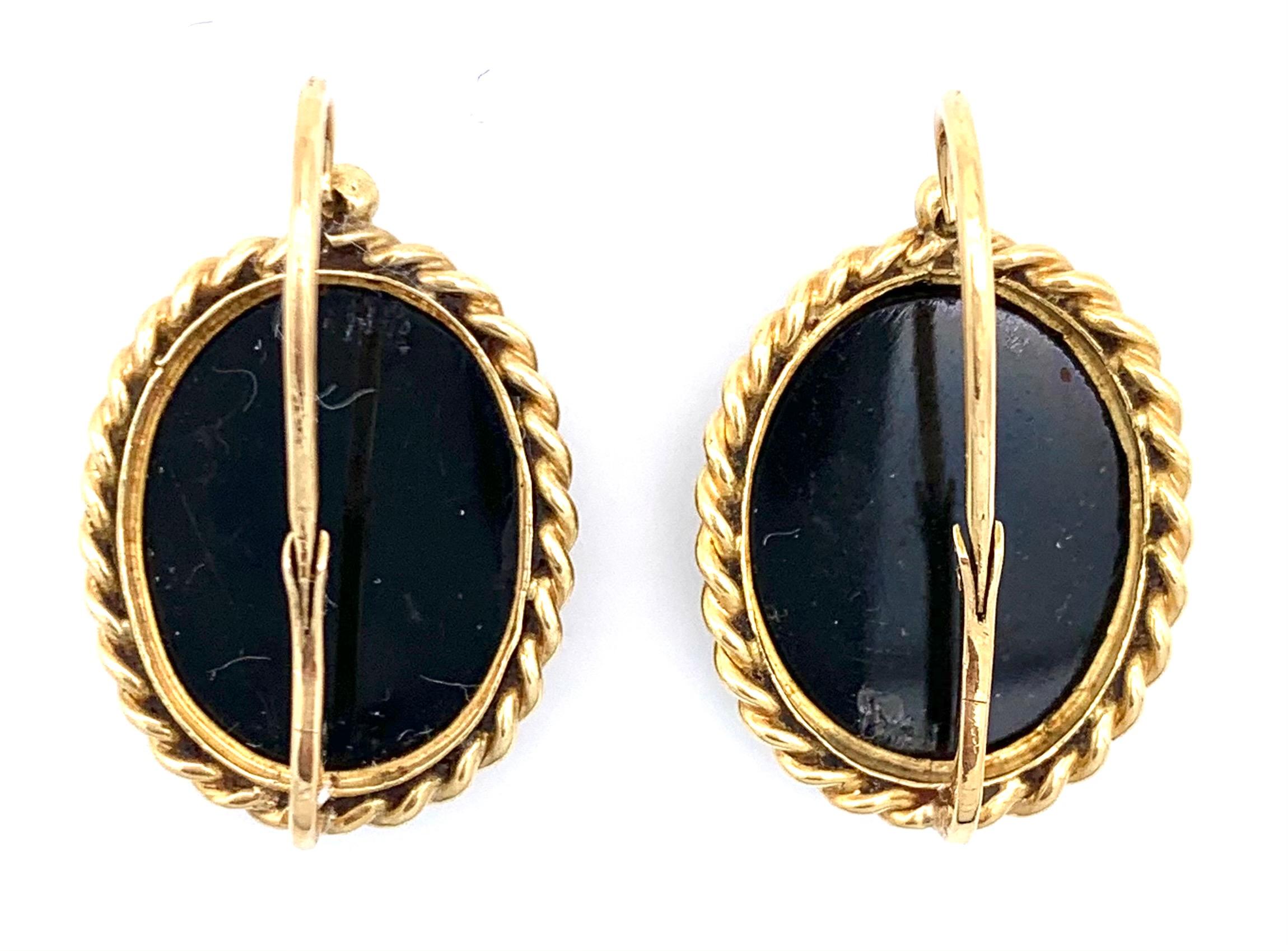These elegant French dangling earrings are mounted in 18 karat gold settings decorated with twisted gold wire.
The mounts are marked with french hallmarks for 18 karat. 